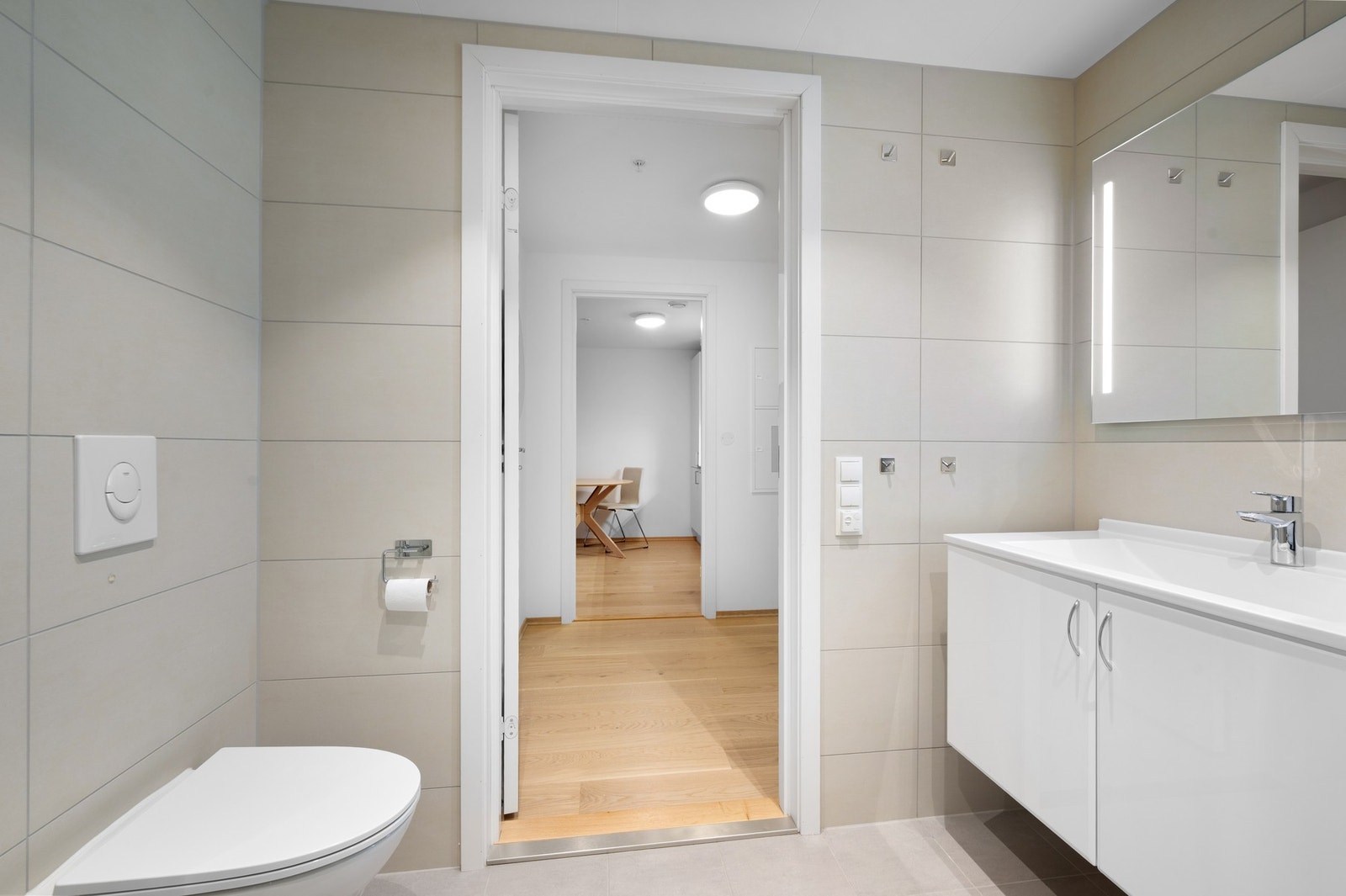 Leiligheten har et stilrent baderom med flislagt gulv og elektriske varmekabler. Galleribilde