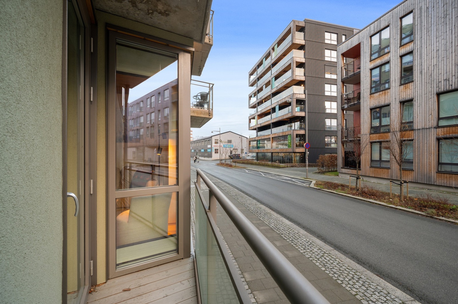 Egen balkong som er flott å benytte i sommerhalvåret. Galleribilde