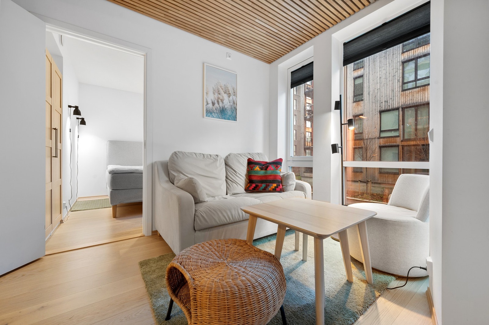 Lys og romslig stue med vinduer som slipper inn rikelig med naturlig lys. Galleribilde