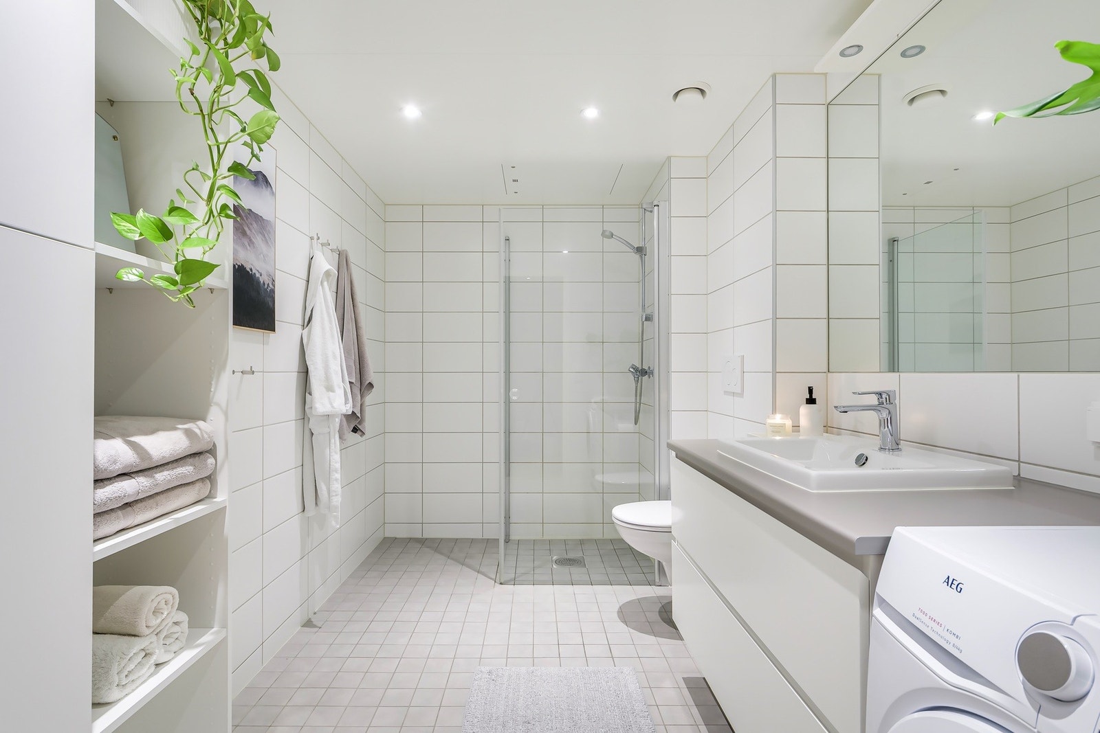 Badet har mye lagringsplass både i skuffer under servant og flere vegghengte skap. På badet er det varme i gulvet og opplegg for vaskemaskin/tørketrommel. Galleribilde