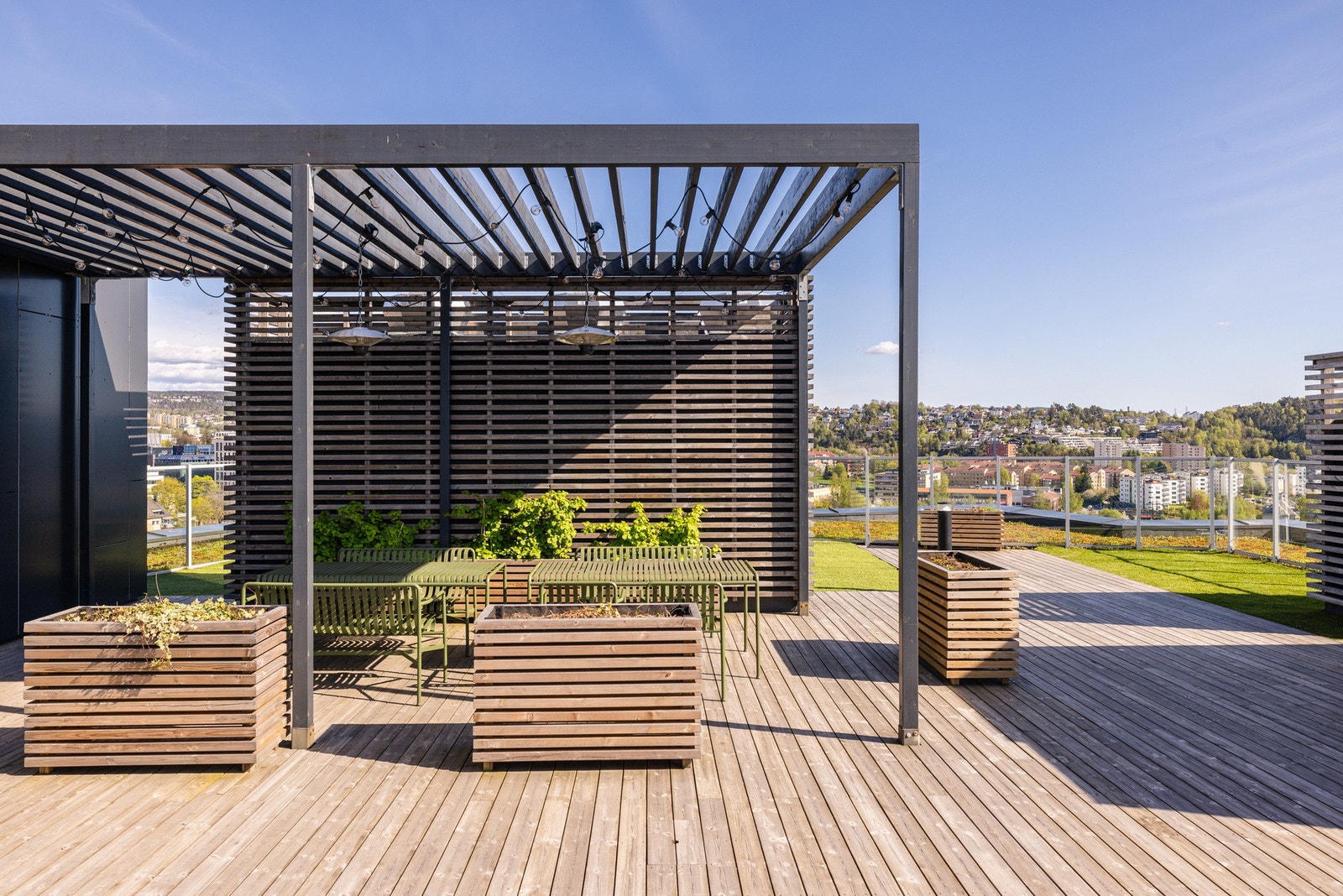 Man kommer det enkelt opp til terrassen med heisen som går rett utenfor boligens inngangsdør. Galleribilde