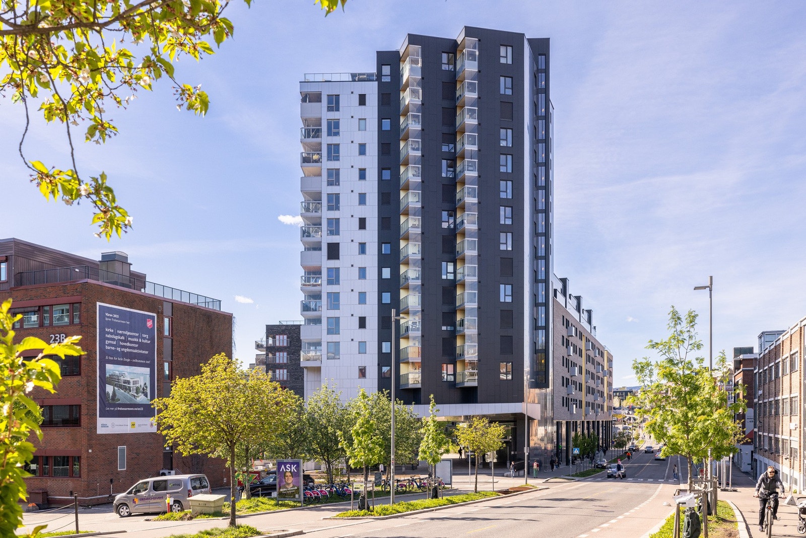 Ensjø torg sett utenfra. Sameiet har et eget garasjeanlegg i kjeller hvor det ofte annonseres ledige plasser både for kjøp og leie. Galleribilde