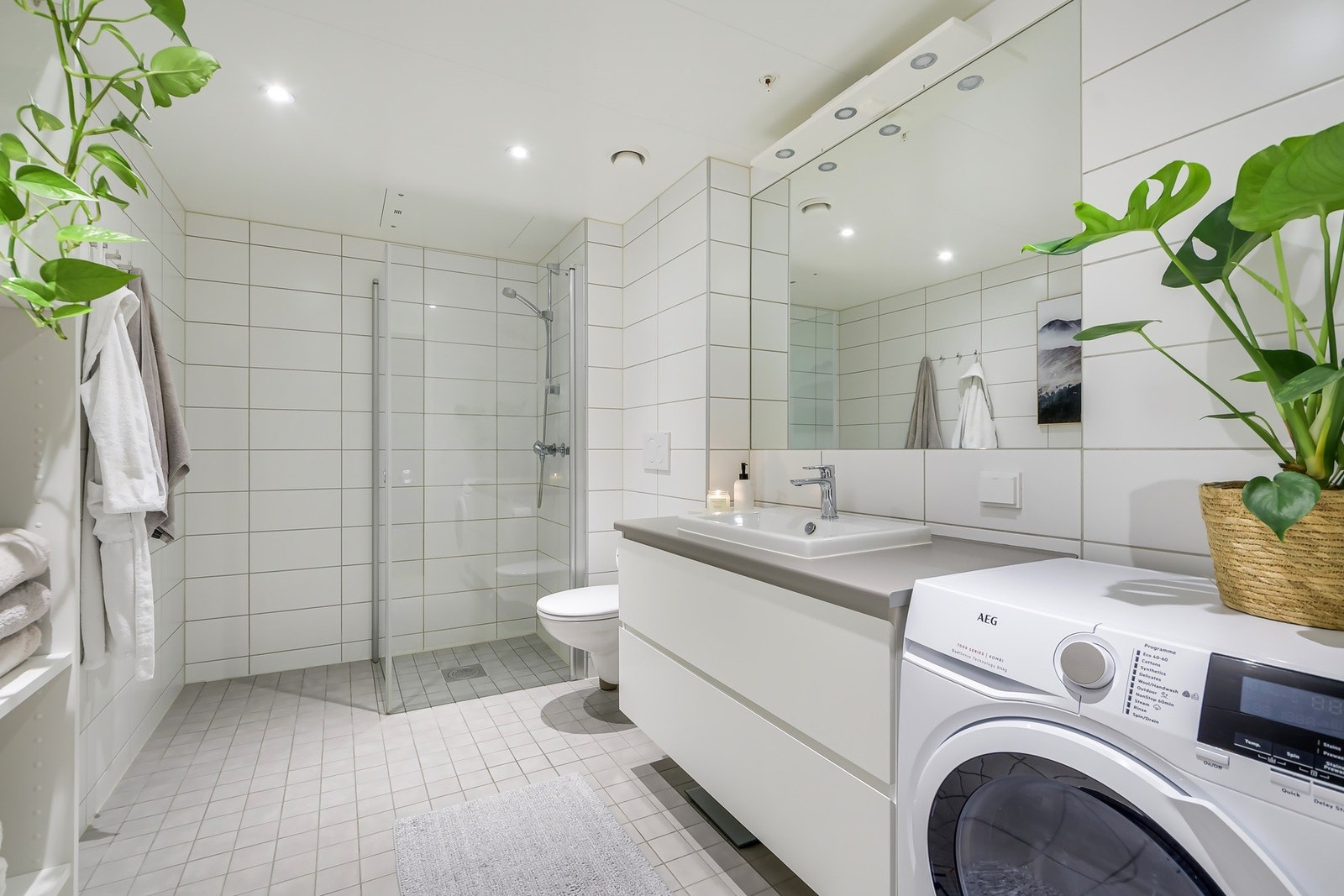 Romslig og delikat baderom fra byggeår 2019. Galleribilde