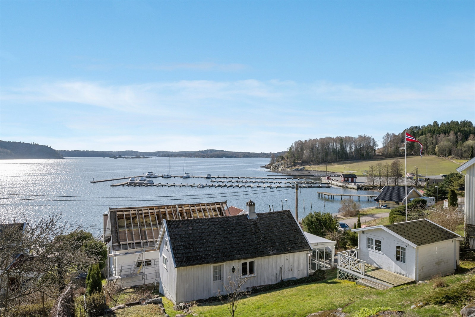 Bogen er et flott område, nær sjø/natur i rolige omgivelser og hytta har båt/bryggeplass sik at man enkelt tar seg ut i skjærgården. Galleribilde