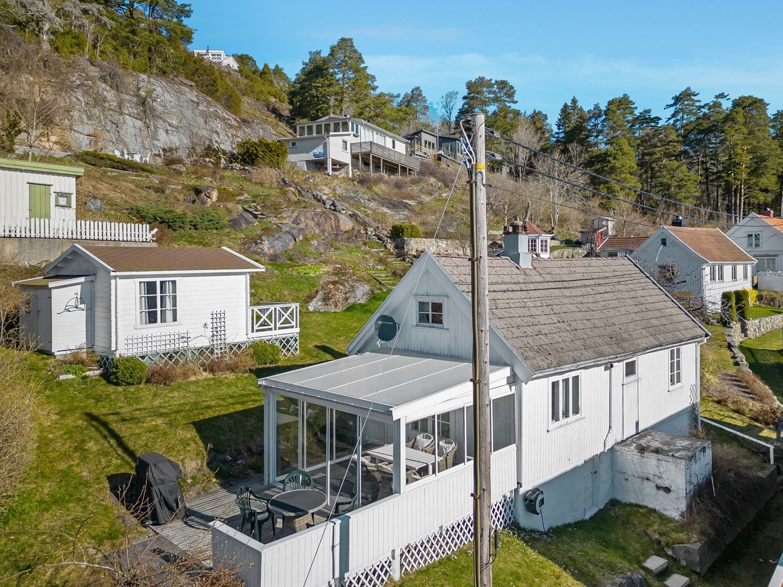 Hytta går over to plan hvor det i første etasje er entré, kjøkken, stue, bad, soverom og innglasset sommerstue. I andre etasje er det to soverom. Foto: Kristian Bollæren v/Fotofinish Galleribilde