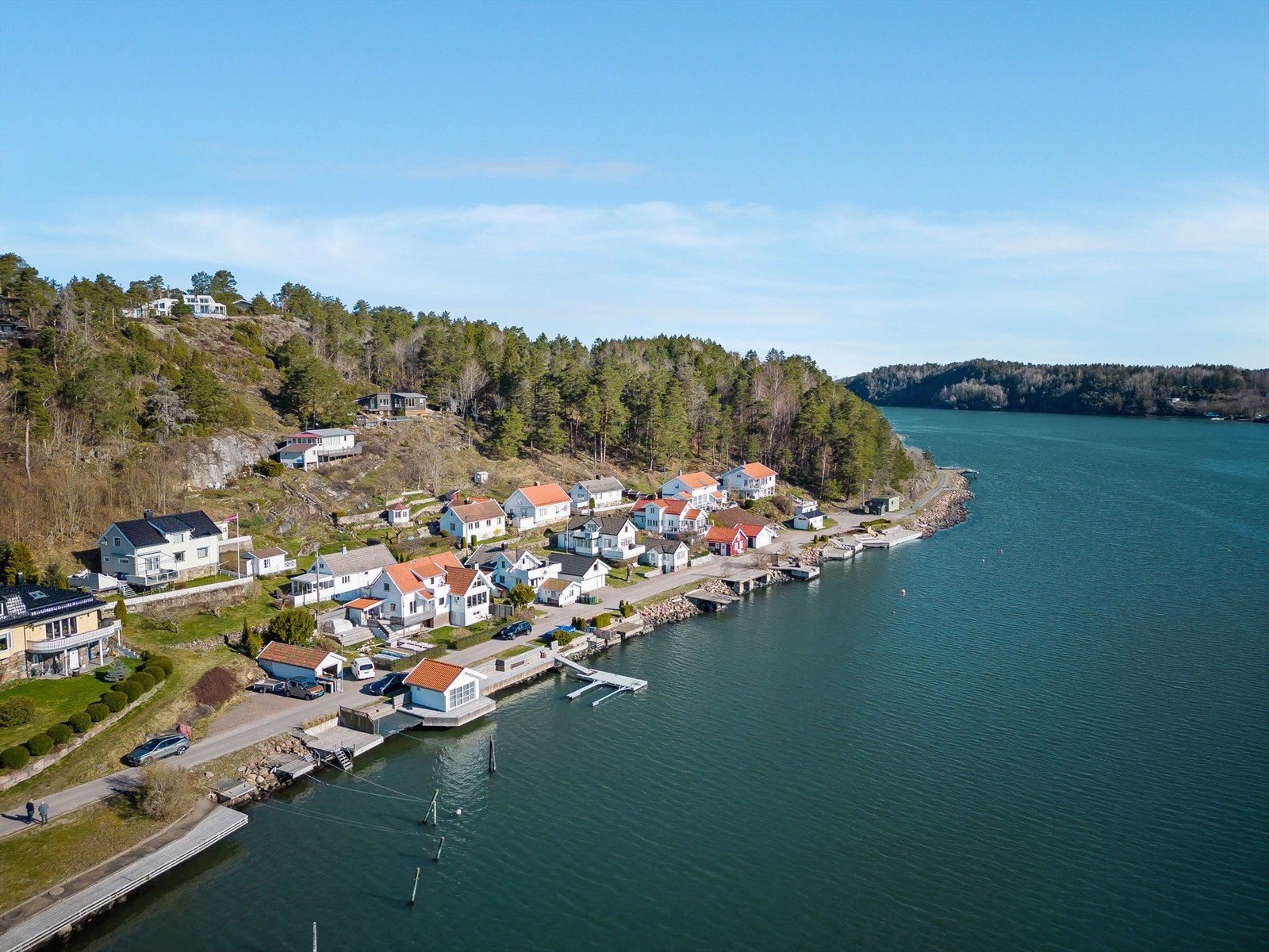 Sentralt med 25 minutters kjøring til Tønsberg sentrum, 12 minutter til Sandefjord, 1,5 times biltur fra Oslo (E18 med firefelts motorvei hele veien inn til Oslo). Galleribilde