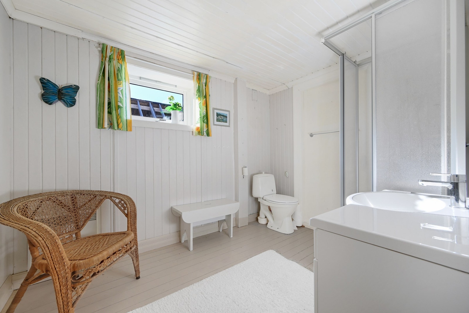 Baderom med vask i innredning, dusjkabinett og toalett Galleribilde