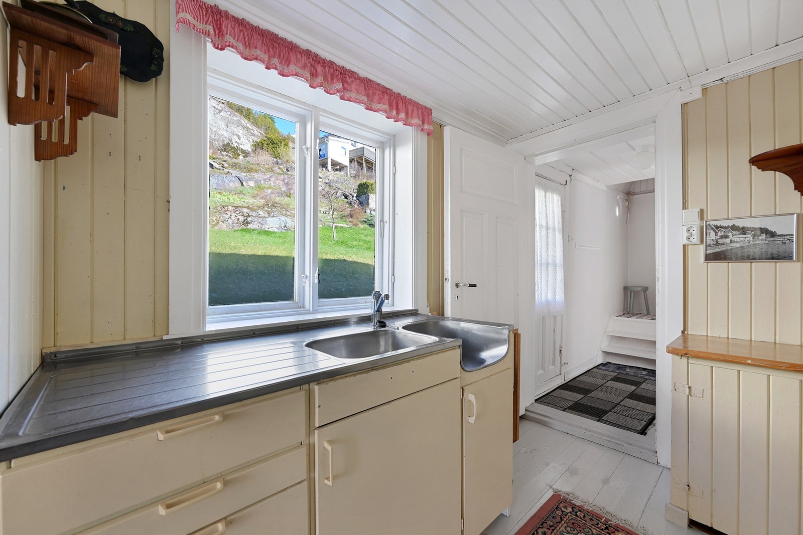 Kjøkkenet ligger med inngang fra gangen Galleribilde