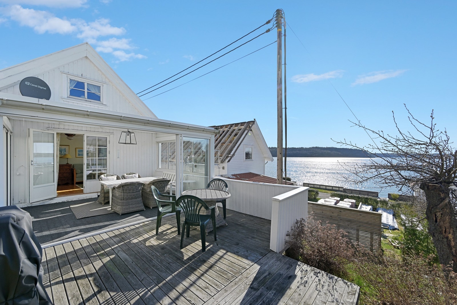 Fra sommerstuen og terrassen er det flott sjøutsikt Galleribilde