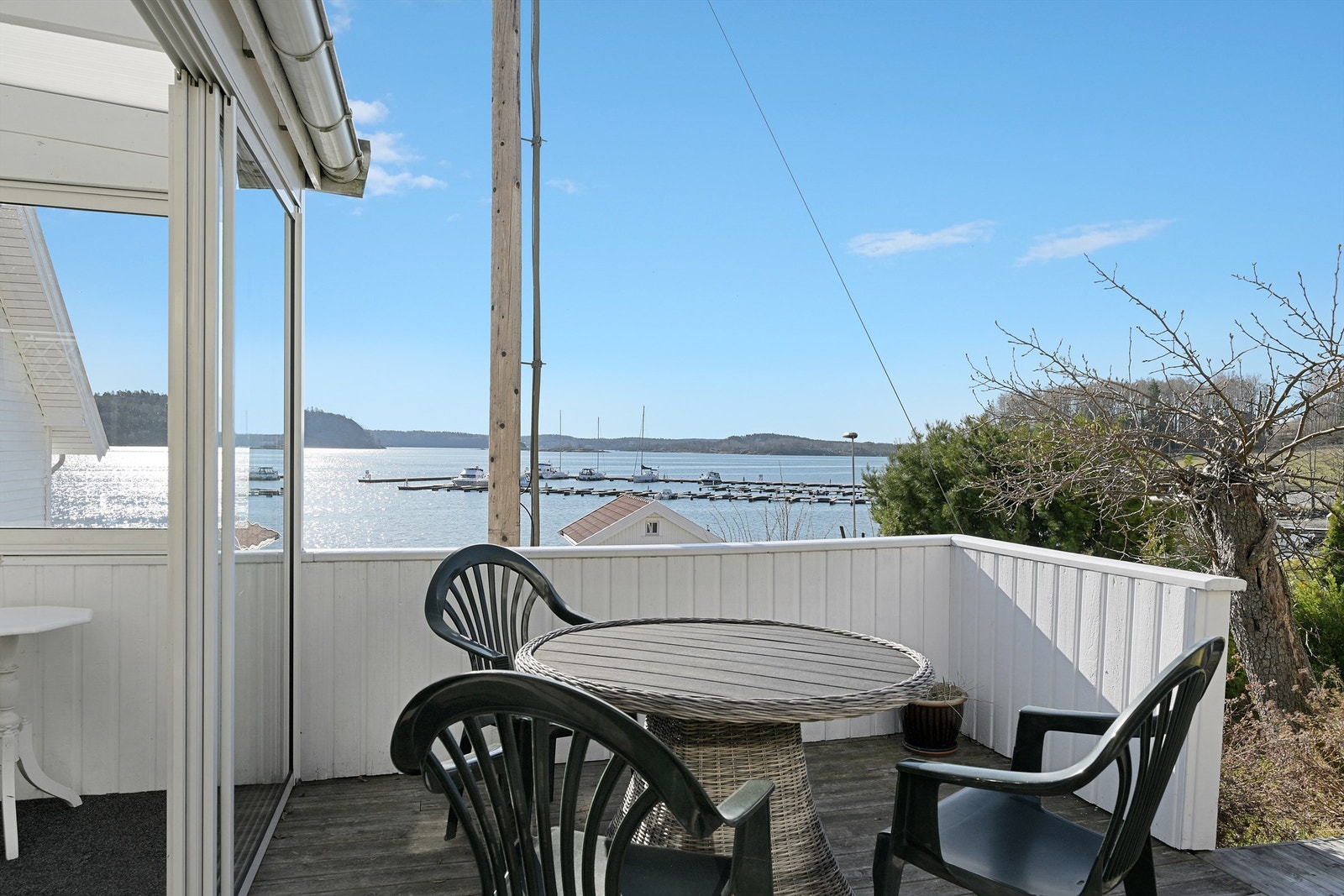 Det er etablert terrasse og sommerstue på fremsiden av boligen mot sydvest. Galleribilde