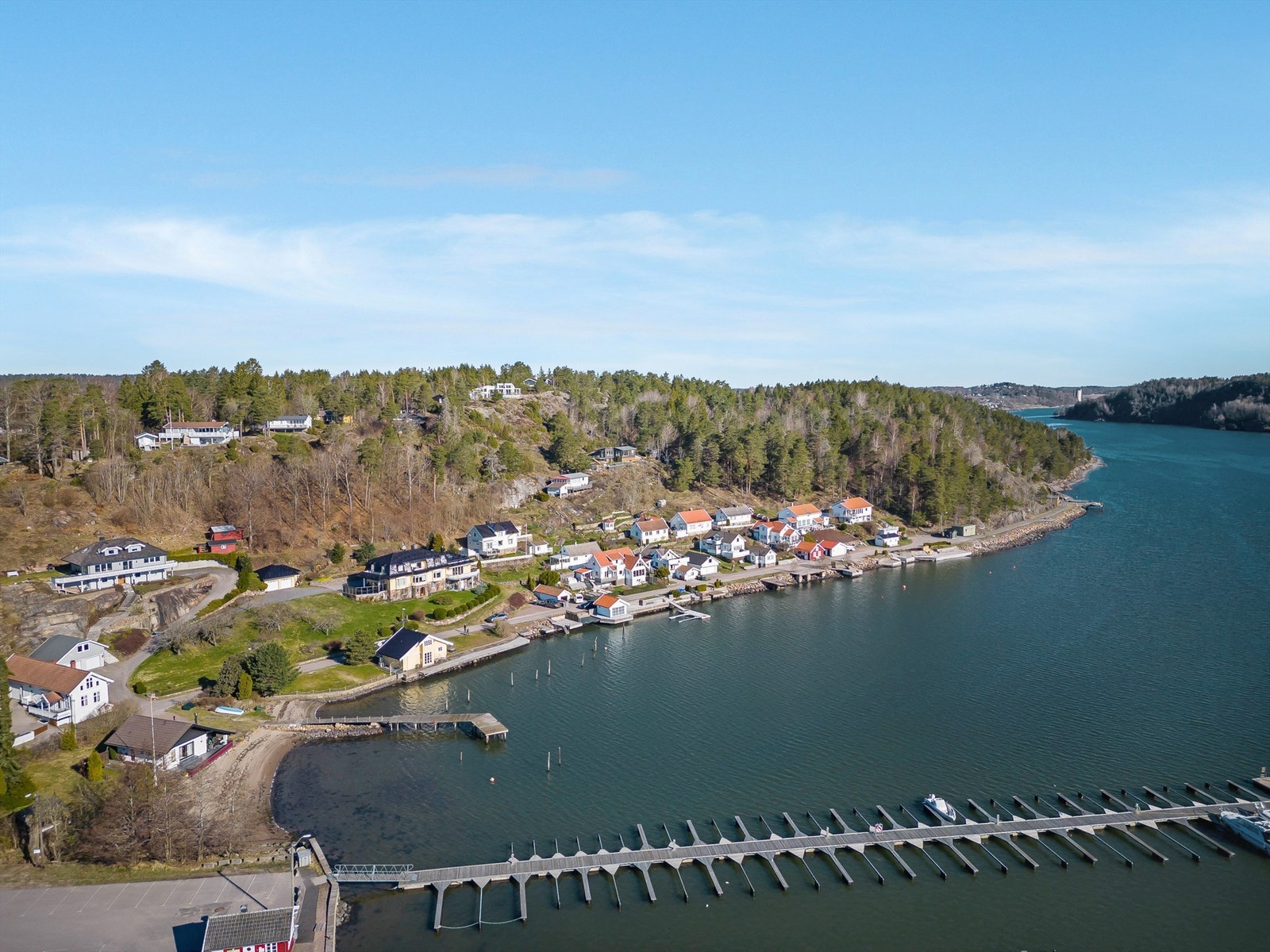 For tur- og skientusiastene er Storås få minutter unna med bil, her får du fantastiske skiløyper på vinterstid og flotte turområder på sommerstid. Stokke byr også på en idyllisk bøkeskog, flotte turområder med stier og lysløyper. Galleribilde