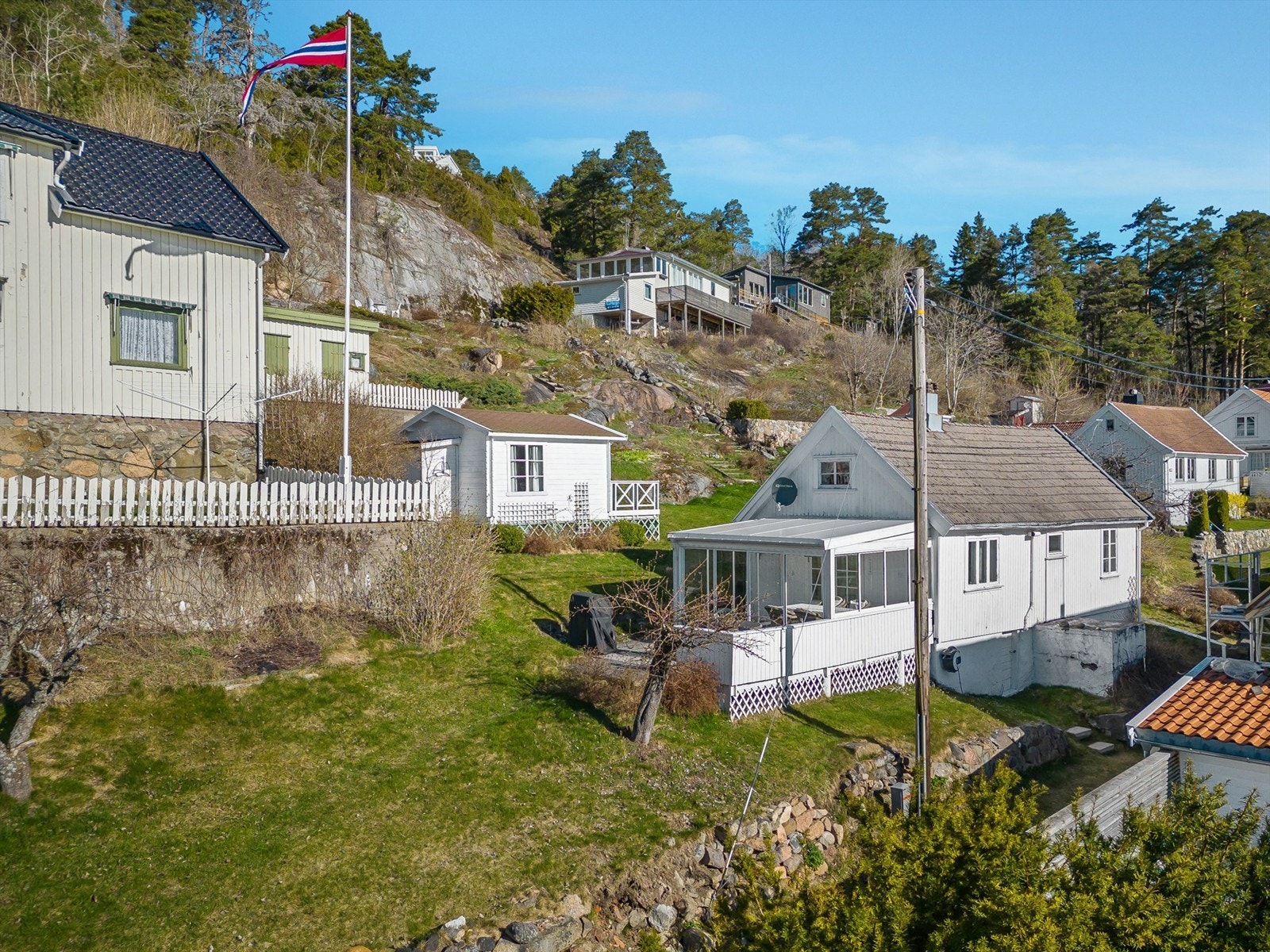 Det er et frittliggende anneks på tomten Galleribilde