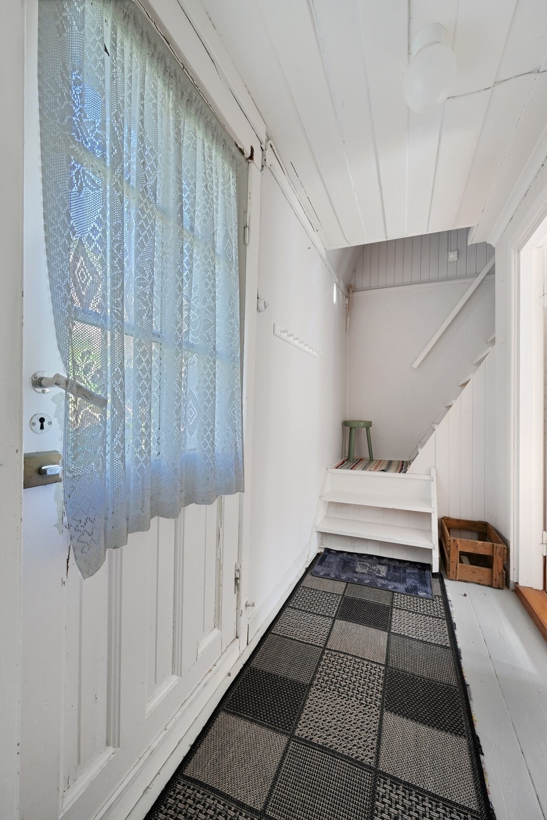 Entré/gang hvor trappen opp til 2. etg. befinner seg Galleribilde