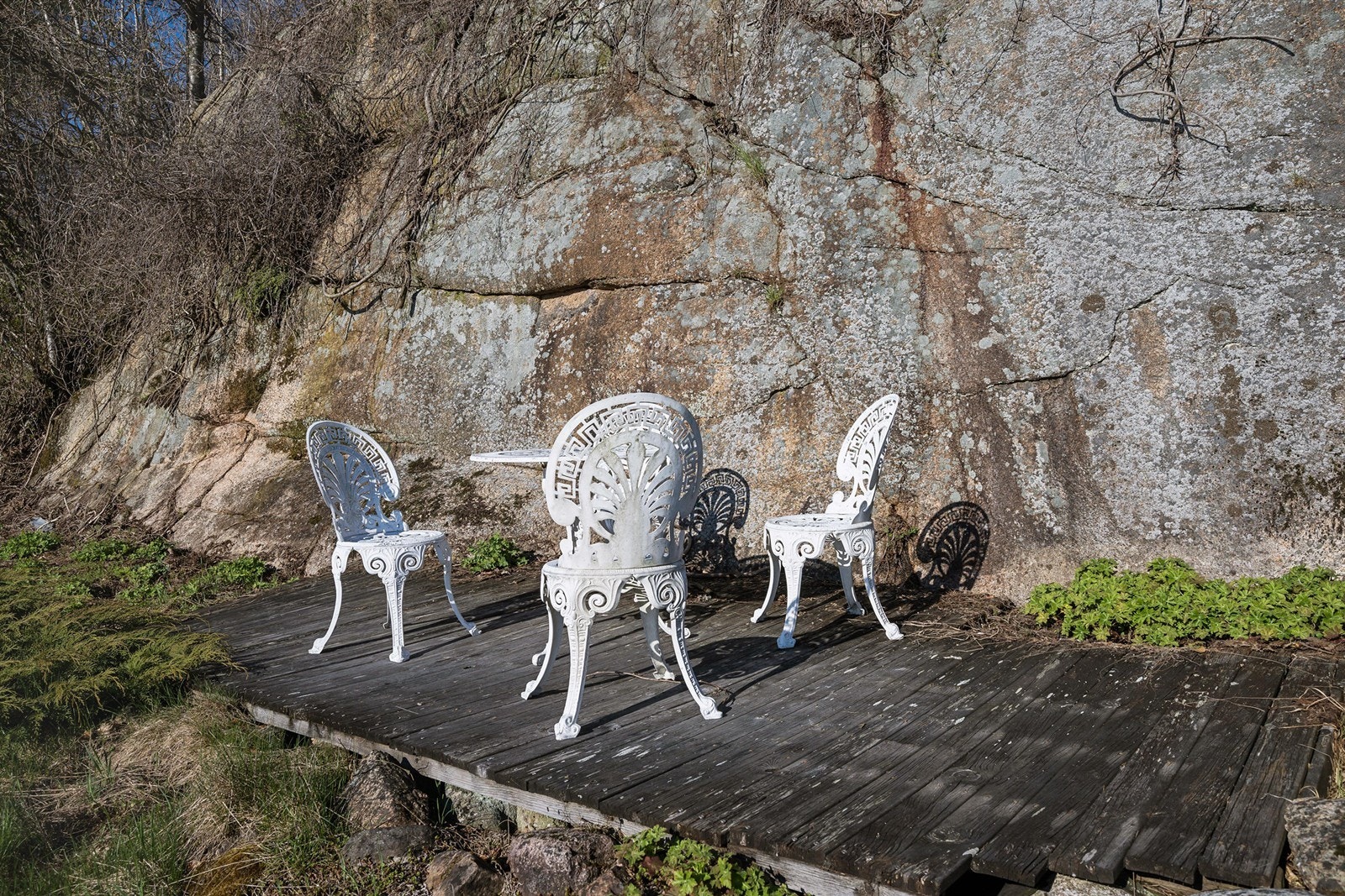 En platting på tomten med fine utsiktsforhold Galleribilde