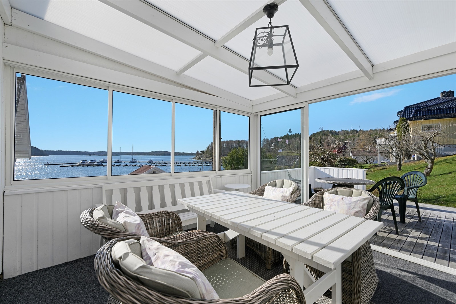 Hyggelig med innglasset sommerstue hvor man kan nyte utsikt, men samtidig sitte skjermet fra vær og vind Galleribilde