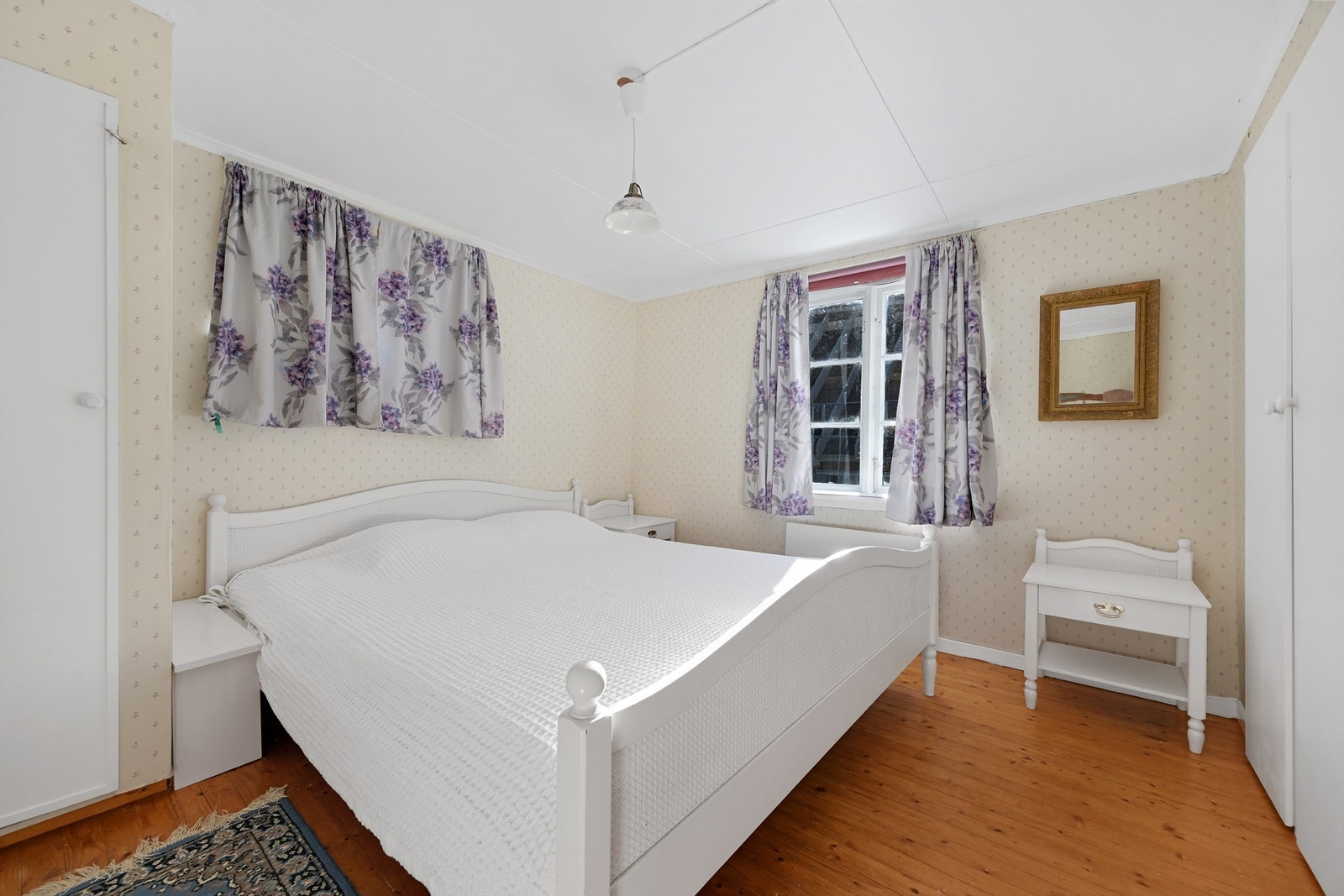 Soverom med garderobeskap Galleribilde