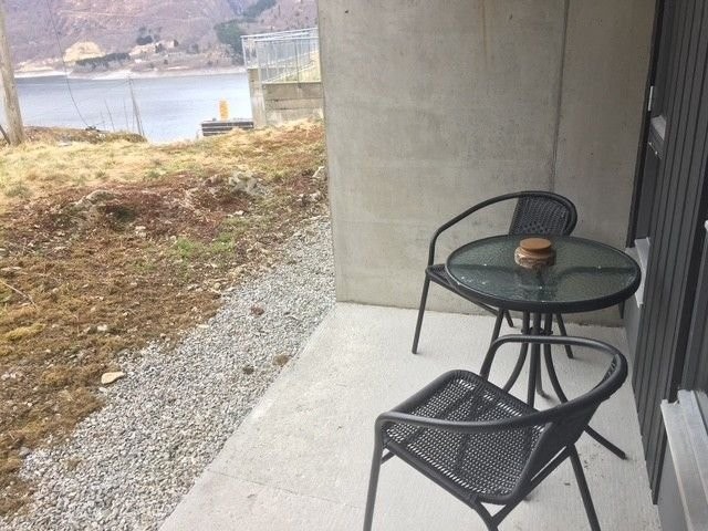 Herlig sitteplass på terrassen med utsikt til Røldalsvatnet og opp på fjellet Galleribilde