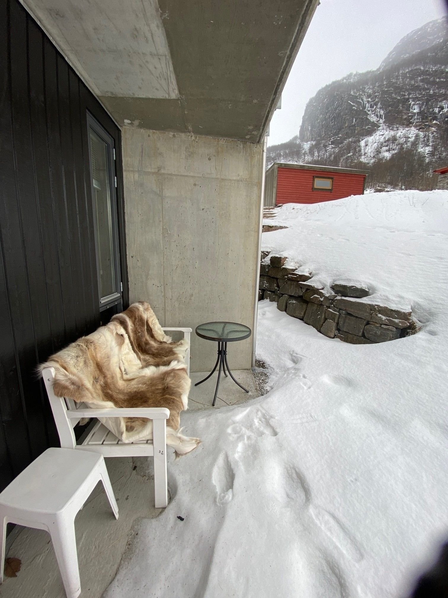 Kjekk terrasse til morgenkaffe, afterski eller ut å leke i snøen. Galleribilde