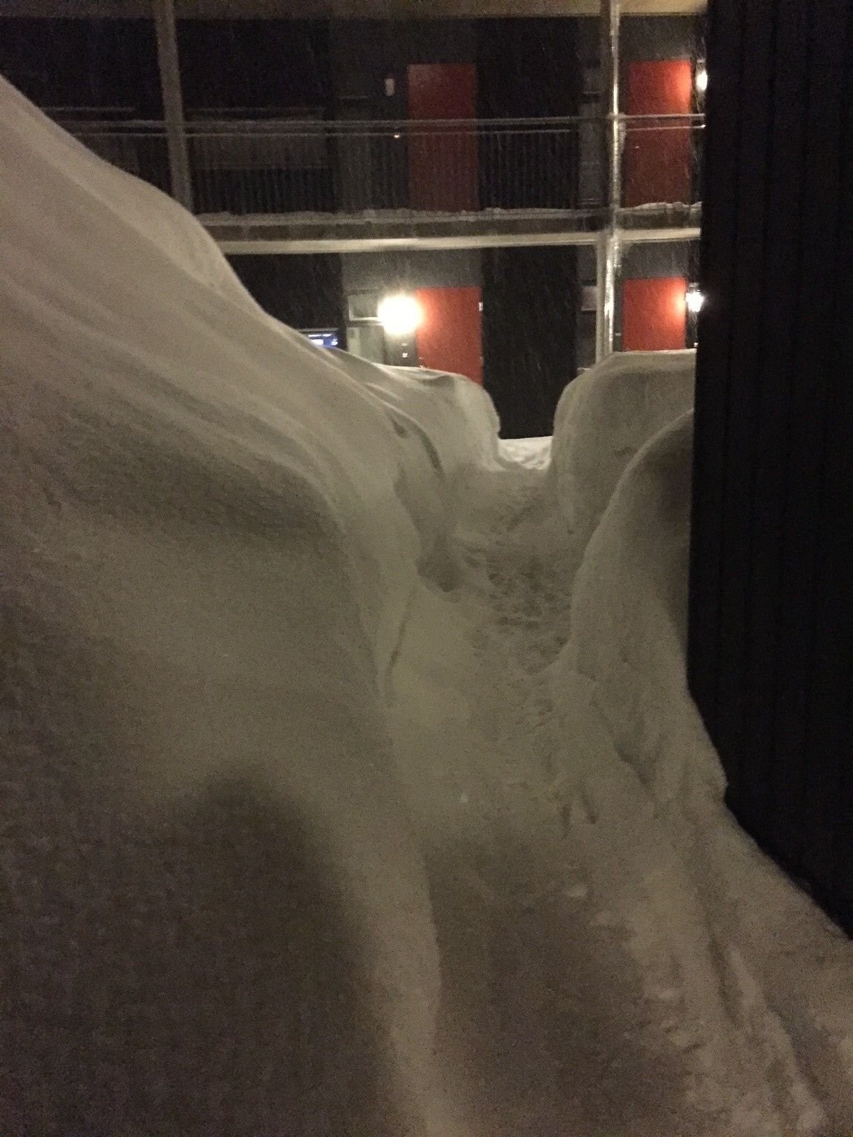 På vei til leiligheten fra garasjen. Du slipper snømåking det er inkludert i husleien. Ingen vedlikehold utvendig Galleribilde