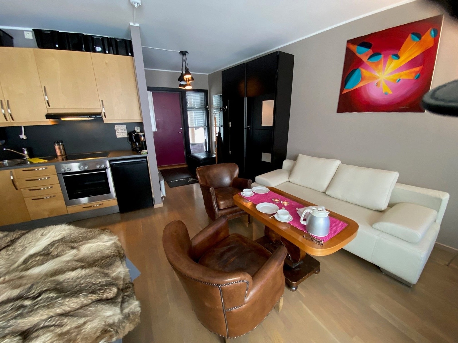 Soverom, kjøkken gang og stue i ett. Eget bad. Galleribilde