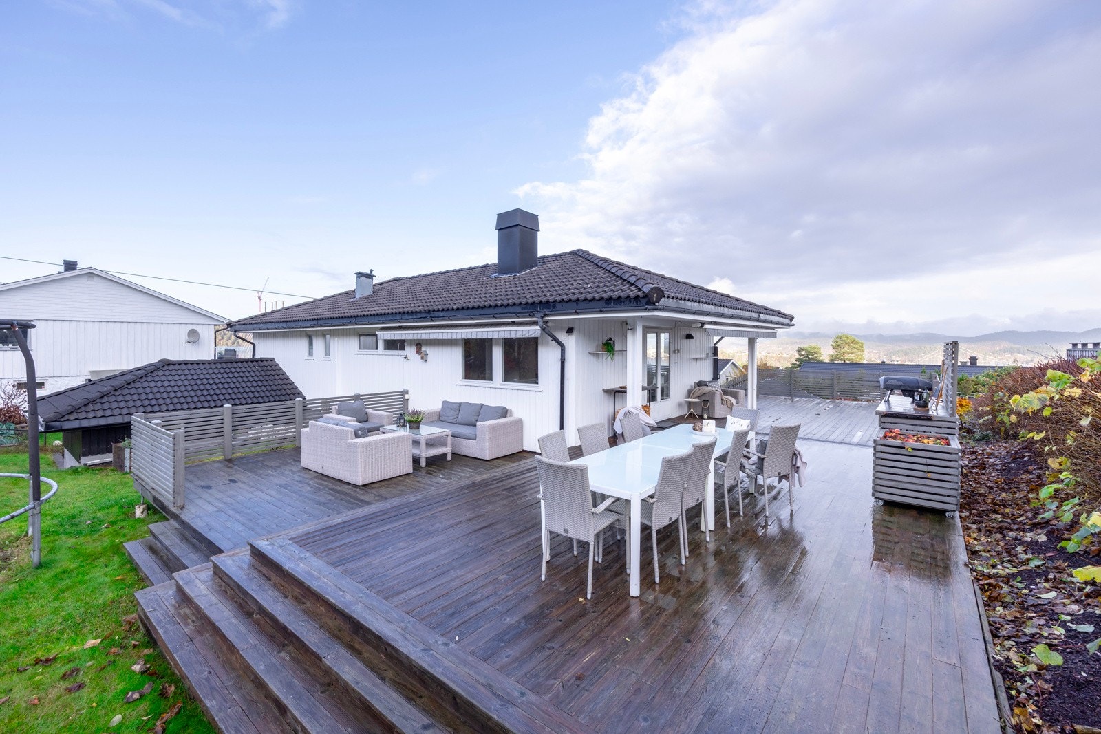 Utvendig byr eiendommen på over 100 m² terrasser og balkonger, hvor deler er overbygd og har markiser. Her er det rikelig med plass til både avslapning og sosiale sammenkomster. Galleribilde