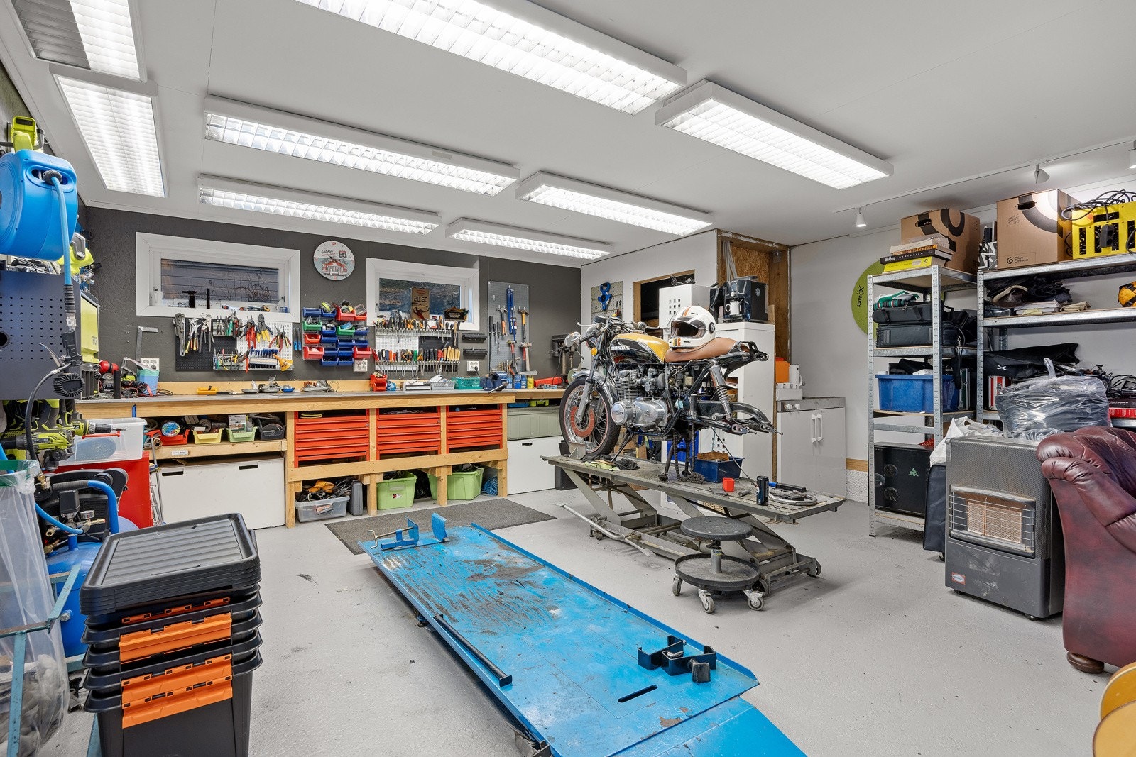 Med sine hele 66 m², god takhøyde og solid konstruksjon er den ideell for hobbyer, mekking, treningsrom, verksted eller som et sosialt samlingspunkt. Galleribilde