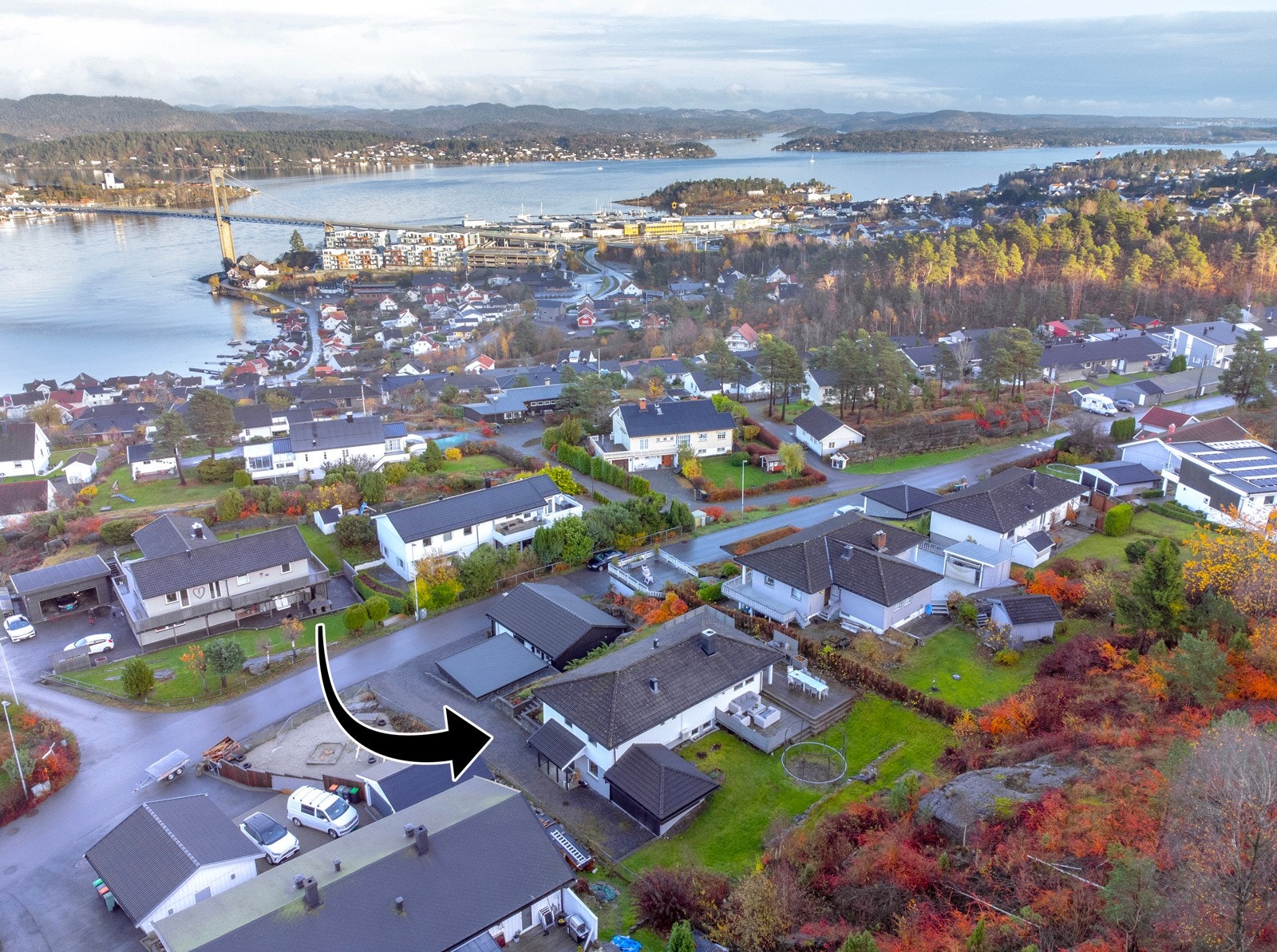 Eiendommen ligger fint i terrenget med gode solforhold og privat beliggenhet, samtidig som utsikten gir en ekstra dimensjon til hverdagen. Galleribilde