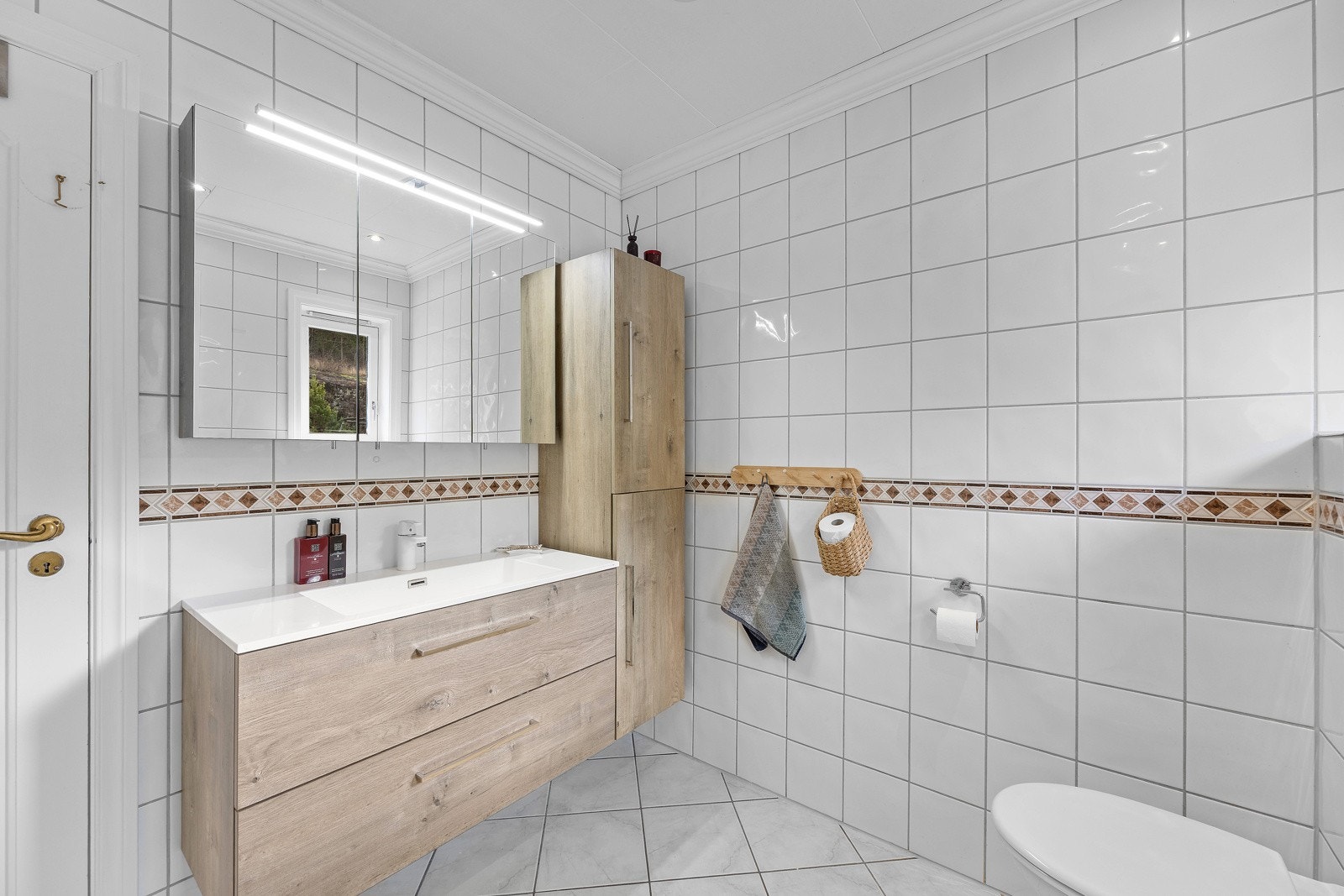 Lyst og delikat hovedbad Galleribilde