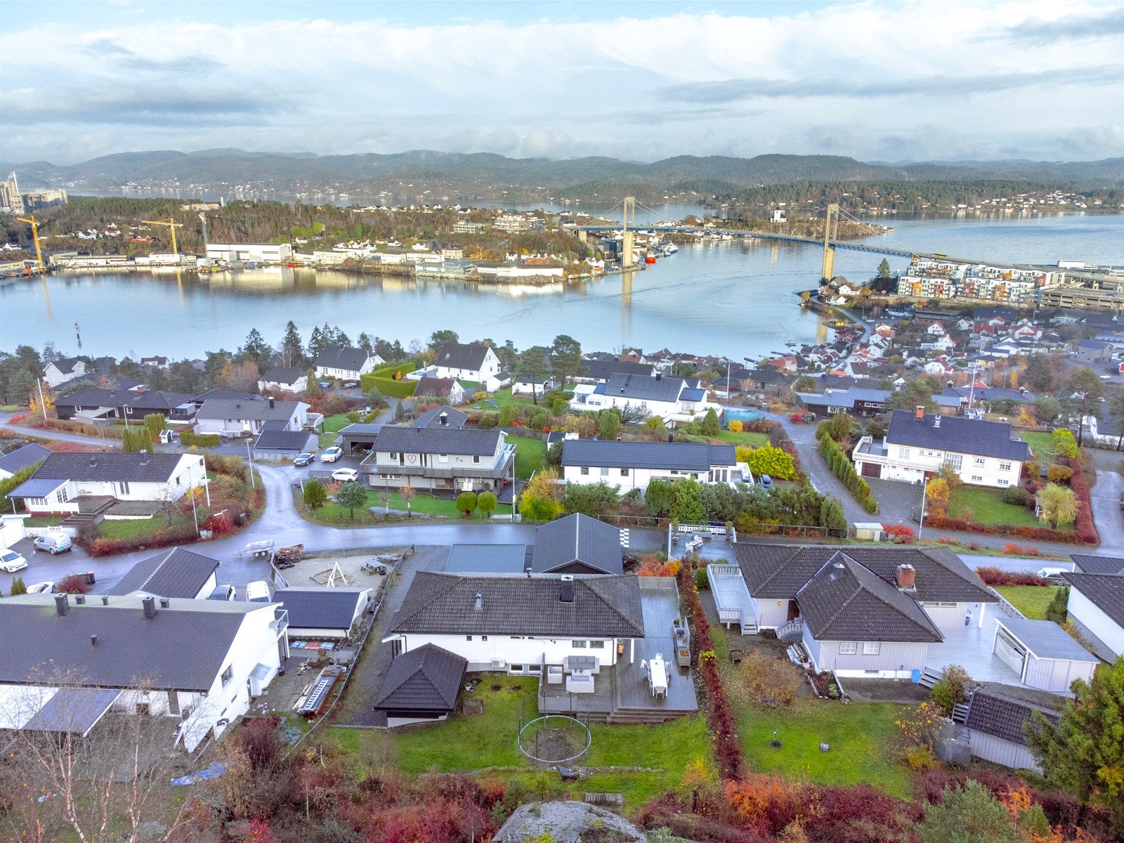 Krabberødveien 36 har en nydelig beliggenhet i et veletablert og barnevennlig boligområde på Krabberød, Stathelle. Boligen ligger høyt og fritt i en rolig blindvei, med usjenerte terrasser og vakker sjøutsikt. Galleribilde