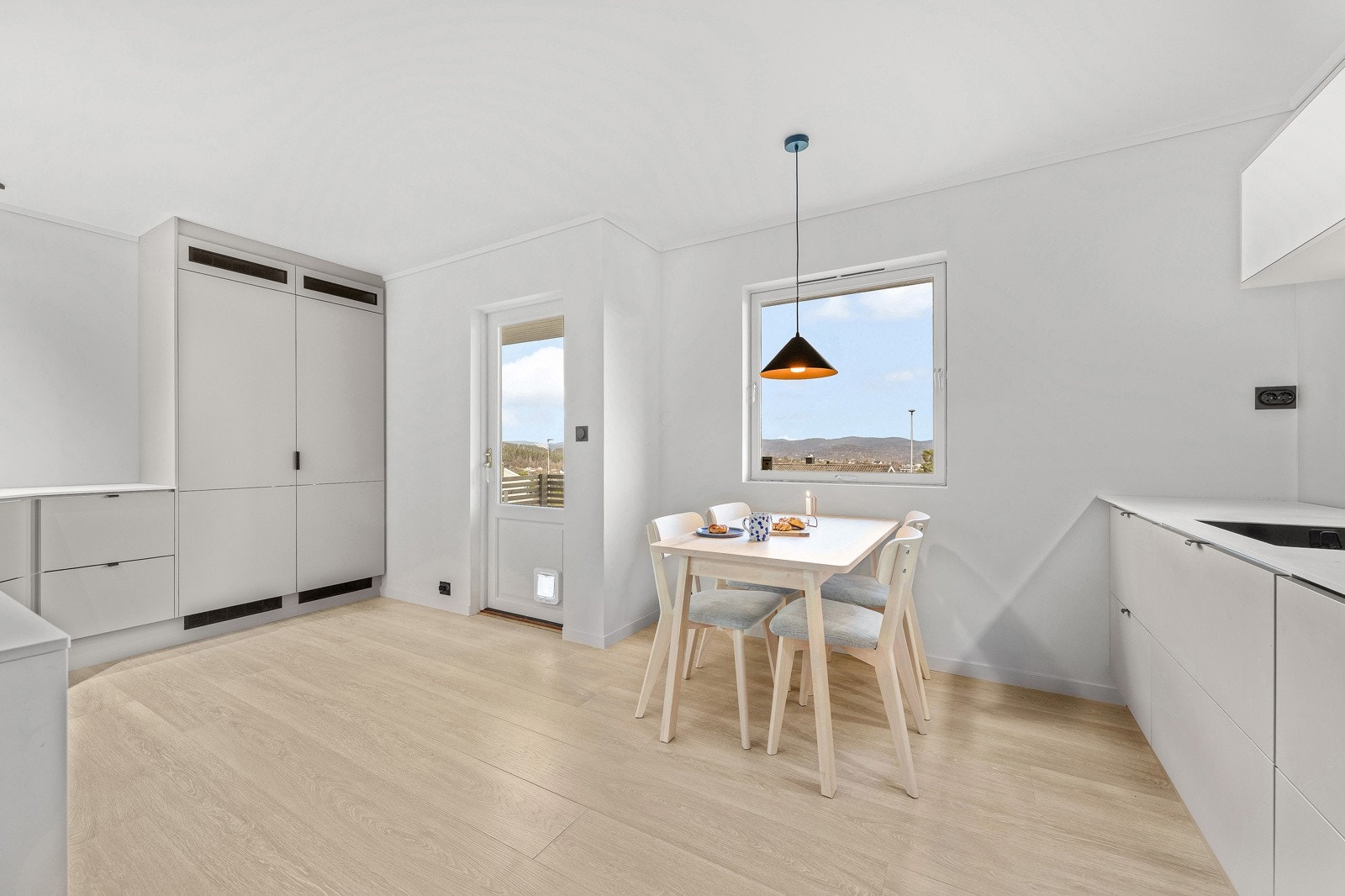 Det er en helt spesiell følelse å komme inn i huset og bli møtt av et stort, deilig og nytt kjøkken fra Systemkjøkken (2025), med integrerte hvitevarer og automatisk vannstopper. Galleribilde