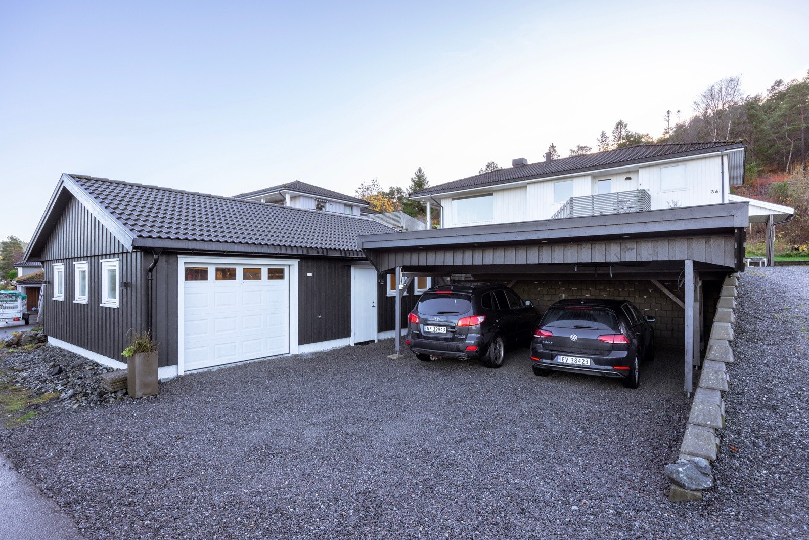 Garasjen er et stort pluss for eiendommen og vil være en drøm for enhver mann - eller for alle som ønsker seg en skikkelig mancave. Galleribilde