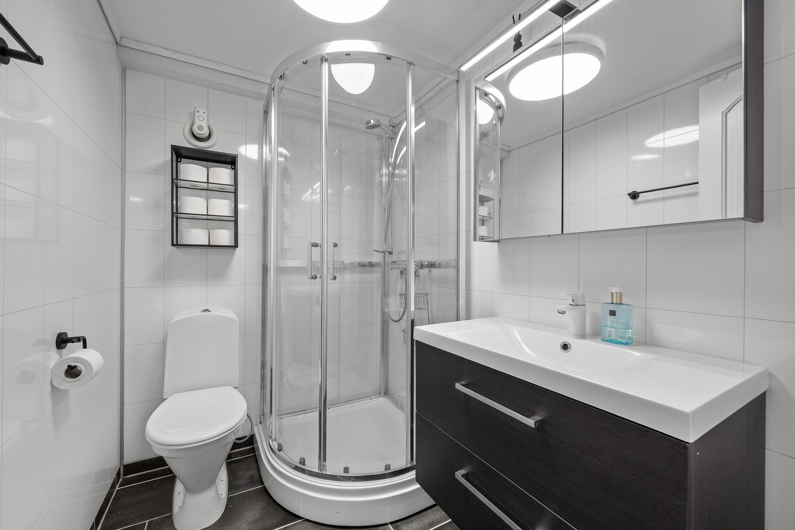 Badet i underetasjen ble oppgradert i 2019 med nye gulv, vegger og sanitærutstyr Galleribilde