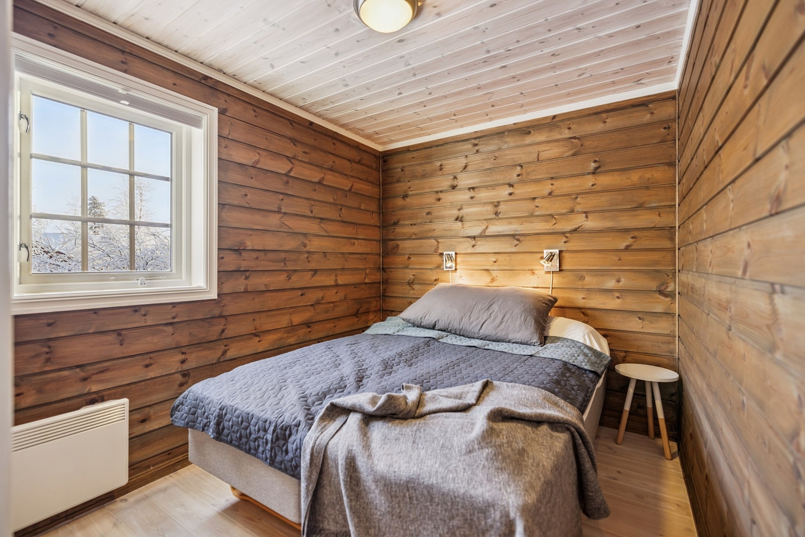 Det andre soverommet i første etasje har også en lun og tradisjonell hyttestil. Galleribilde