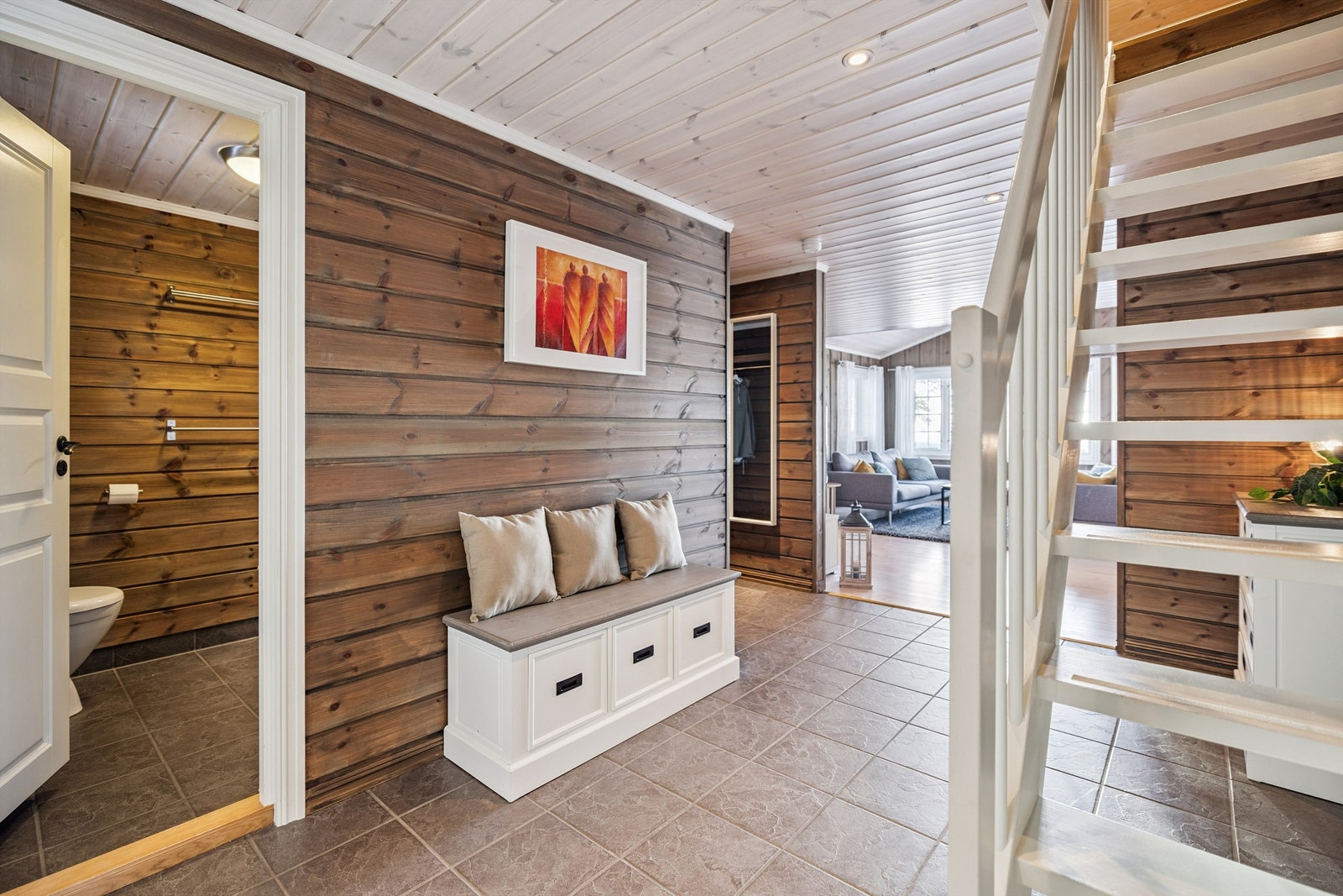 Fra entreen er det tilgang til et praktisk toalettrom og videre inn til hyttas sosiale sone. Galleribilde