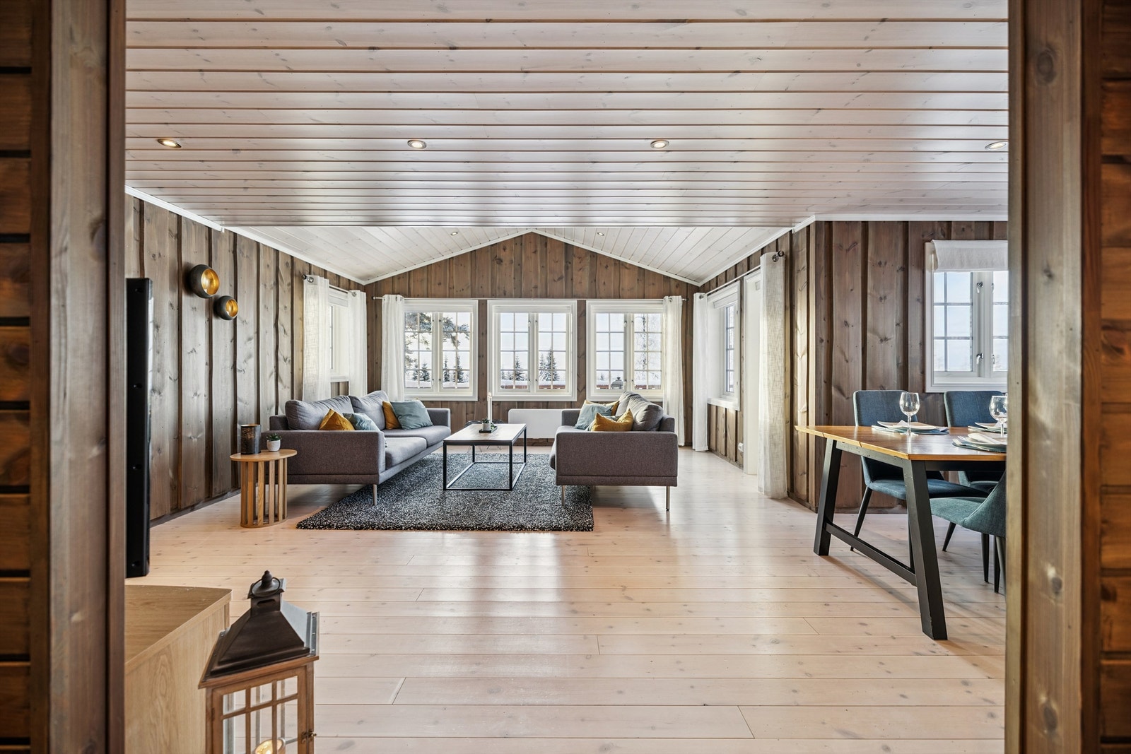 Hyttas midtpunkt er den åpne stue- og kjøkkenløsningen med god takhøyde. Galleribilde