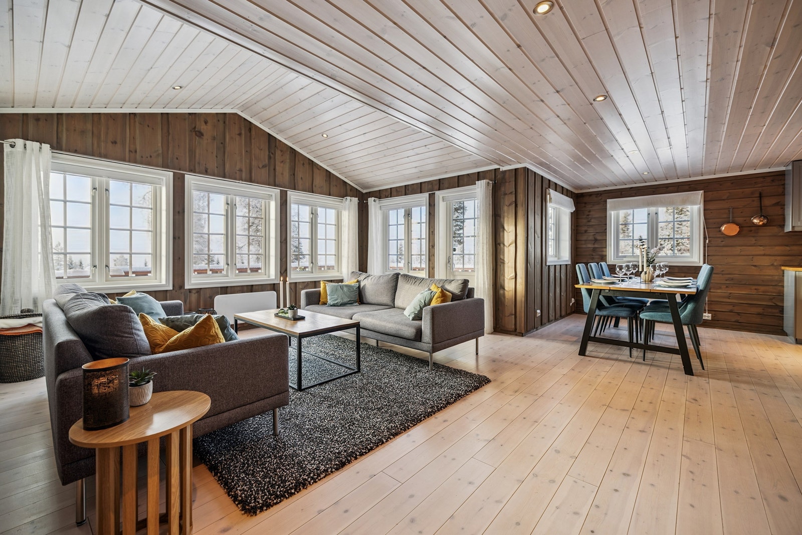 Store vindusflater gir rikelig med naturlig lys og rammer inn utsikten. Galleribilde