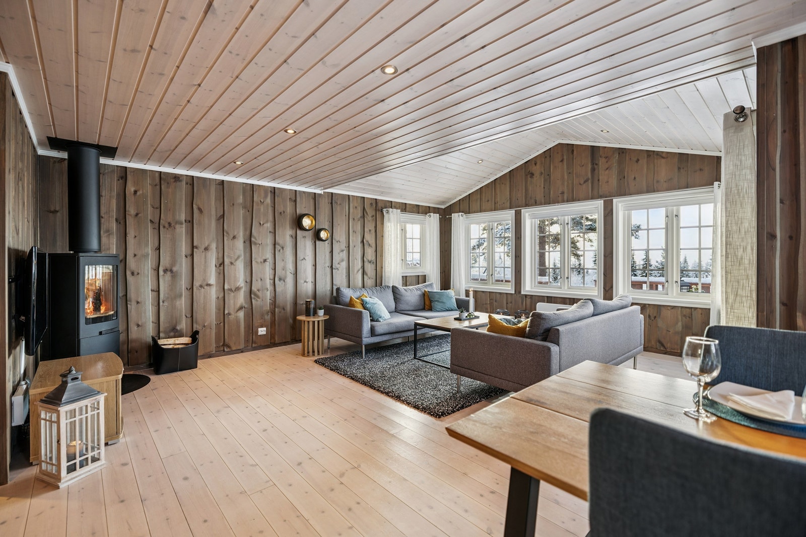 En moderne vedovn sørger for både varme og en lun atmosfære i stuen. Galleribilde