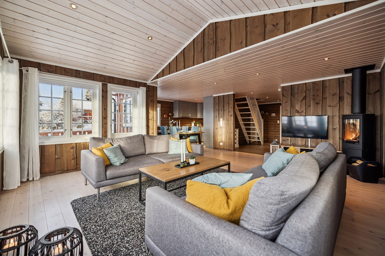 Fra stuen er det direkte utgang til den store, sørvendte terrassen. Galleribilde