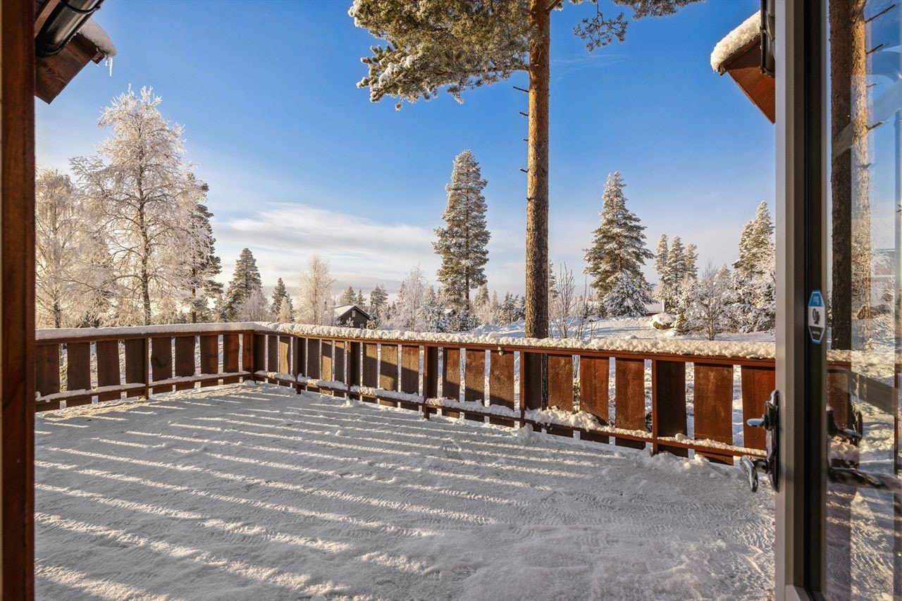 Uteplassen er romslig og gir mange muligheter for møblering av sittegrupper. Galleribilde