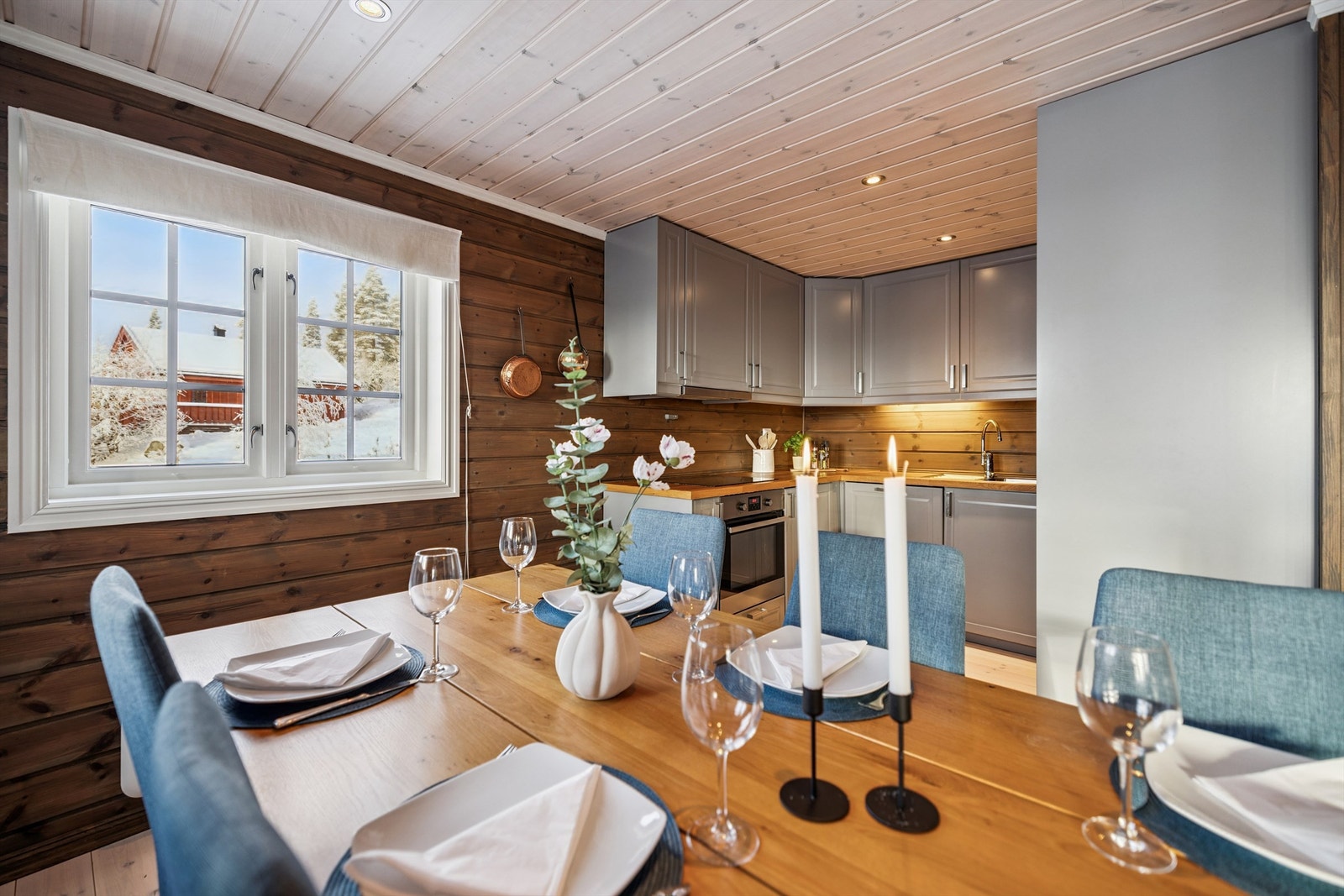 Kjøkkenet har profilerte fronter og godt med benke- og skapplass. Innredningen inkluderer integrerte hvitevarer som stekeovn, platetopp og oppvaskmaskin. Galleribilde