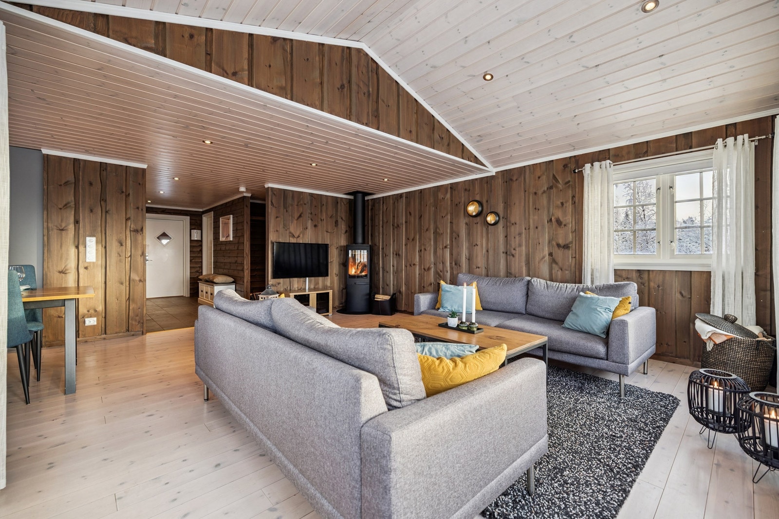 Gjennomgående materialvalg med beiset panel og lyse tregulv skaper en helhetlig stil. Galleribilde