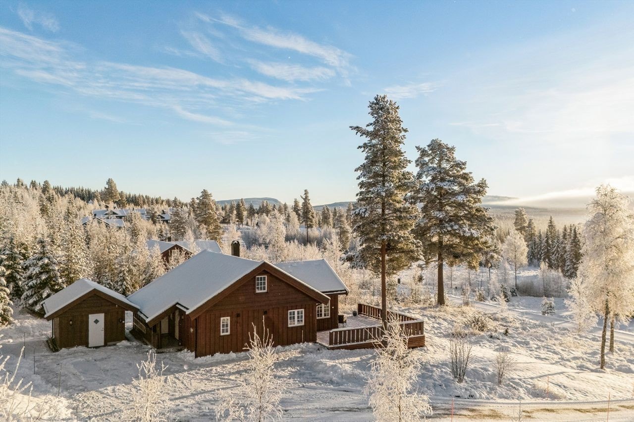 Eiendommen ligger høyt og fritt til med gode solforhold. Galleribilde