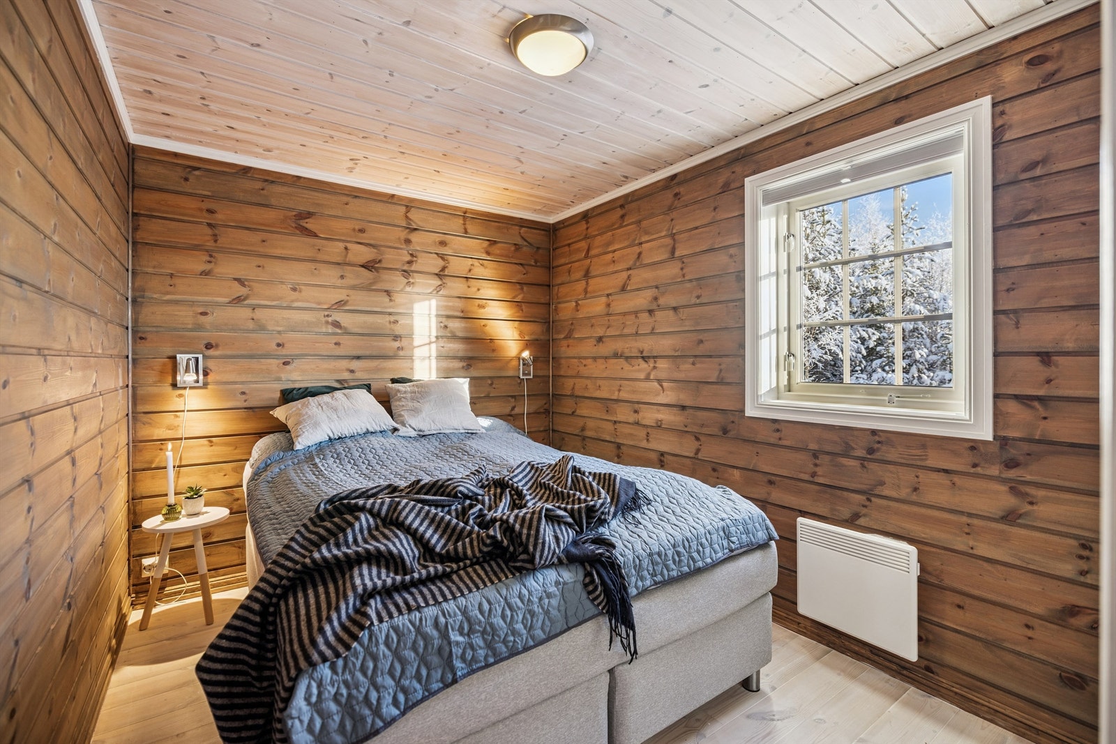 Hytta har to soverom som begge ligger i hovedetasjen. Galleribilde