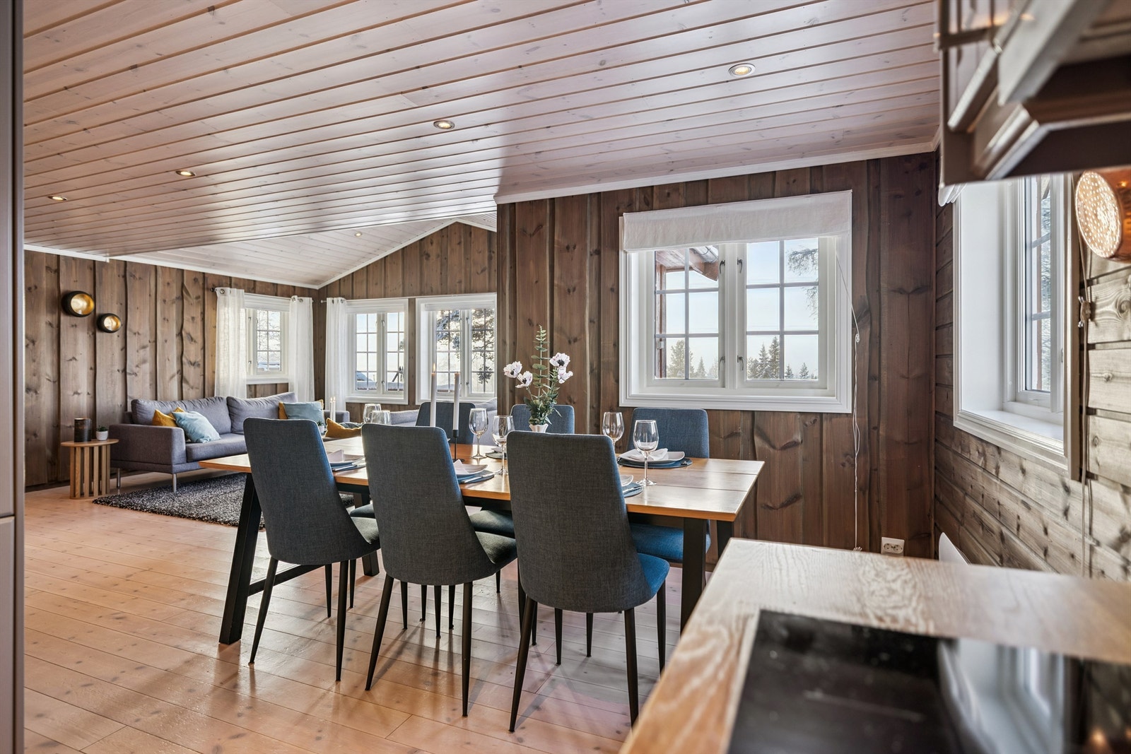 Den åpne løsningen skaper et sosialt allrom for familie og venner. Galleribilde