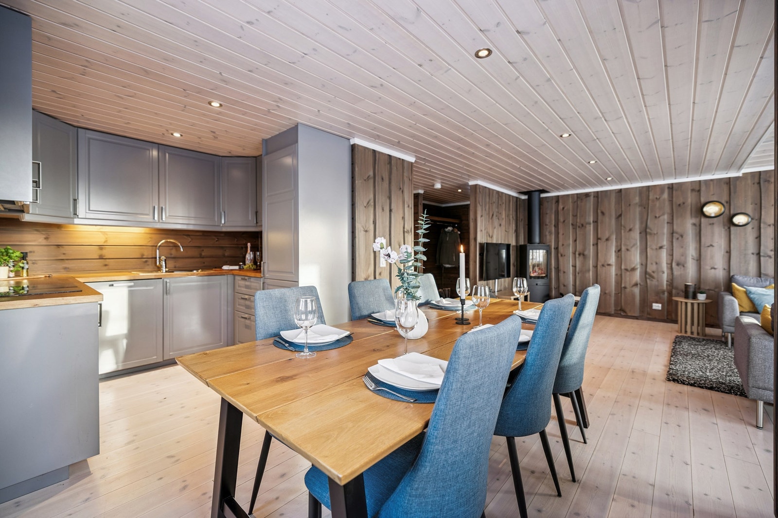 Spisestuen er en naturlig forlengelse av kjøkkenet, med god plass til langbord. Galleribilde