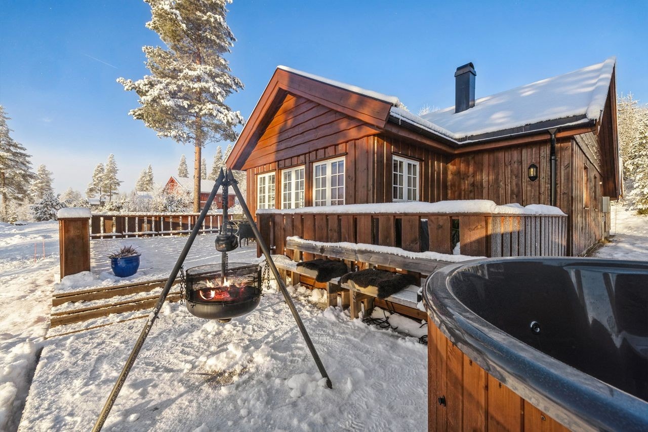 Den store terrassen er utstyrt med en herlig badestamp for hyggelige stunder utendørs. Galleribilde