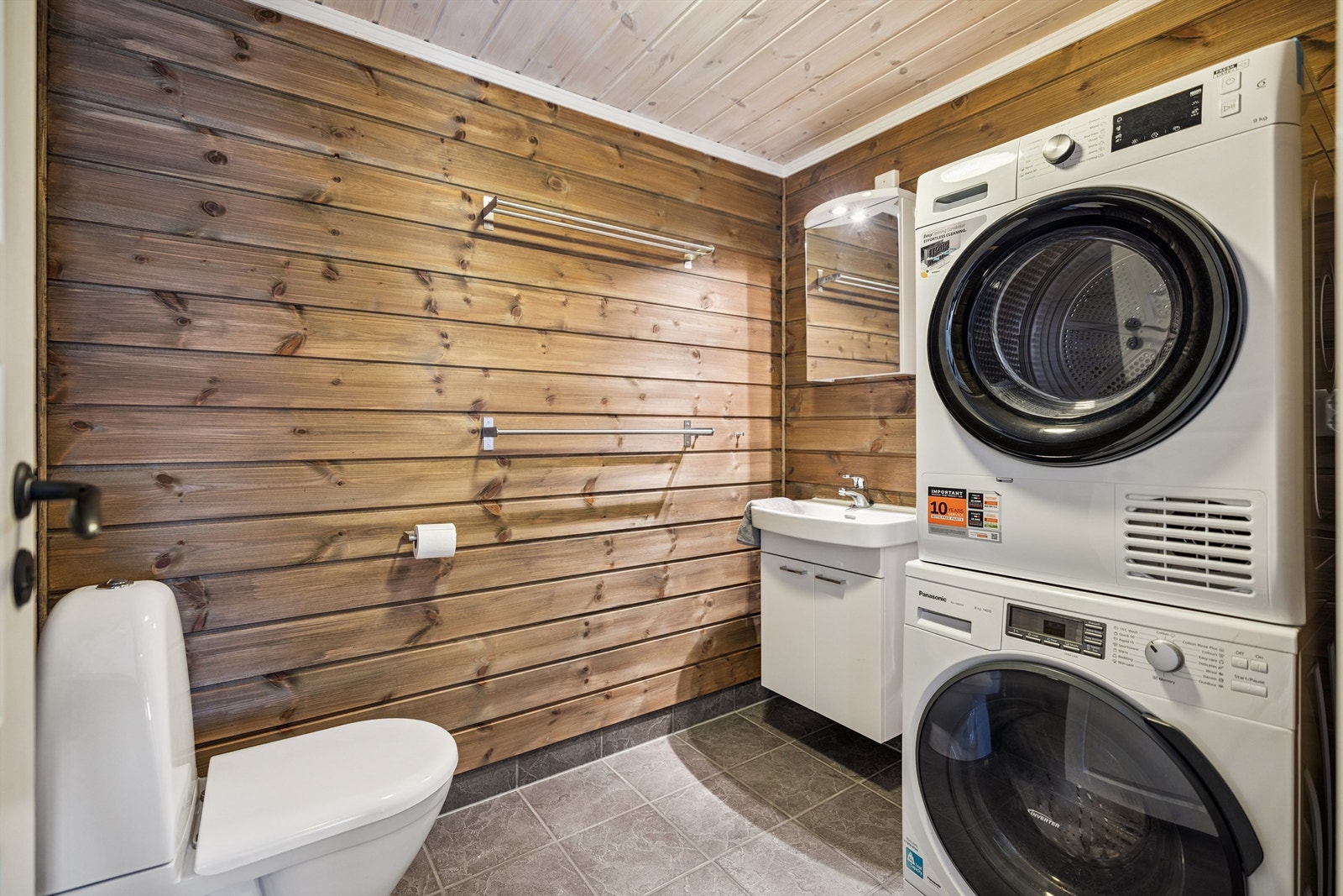 Praktisk, separat vaskerom med toalett, servant og opplegg for vaskesøyle. Galleribilde