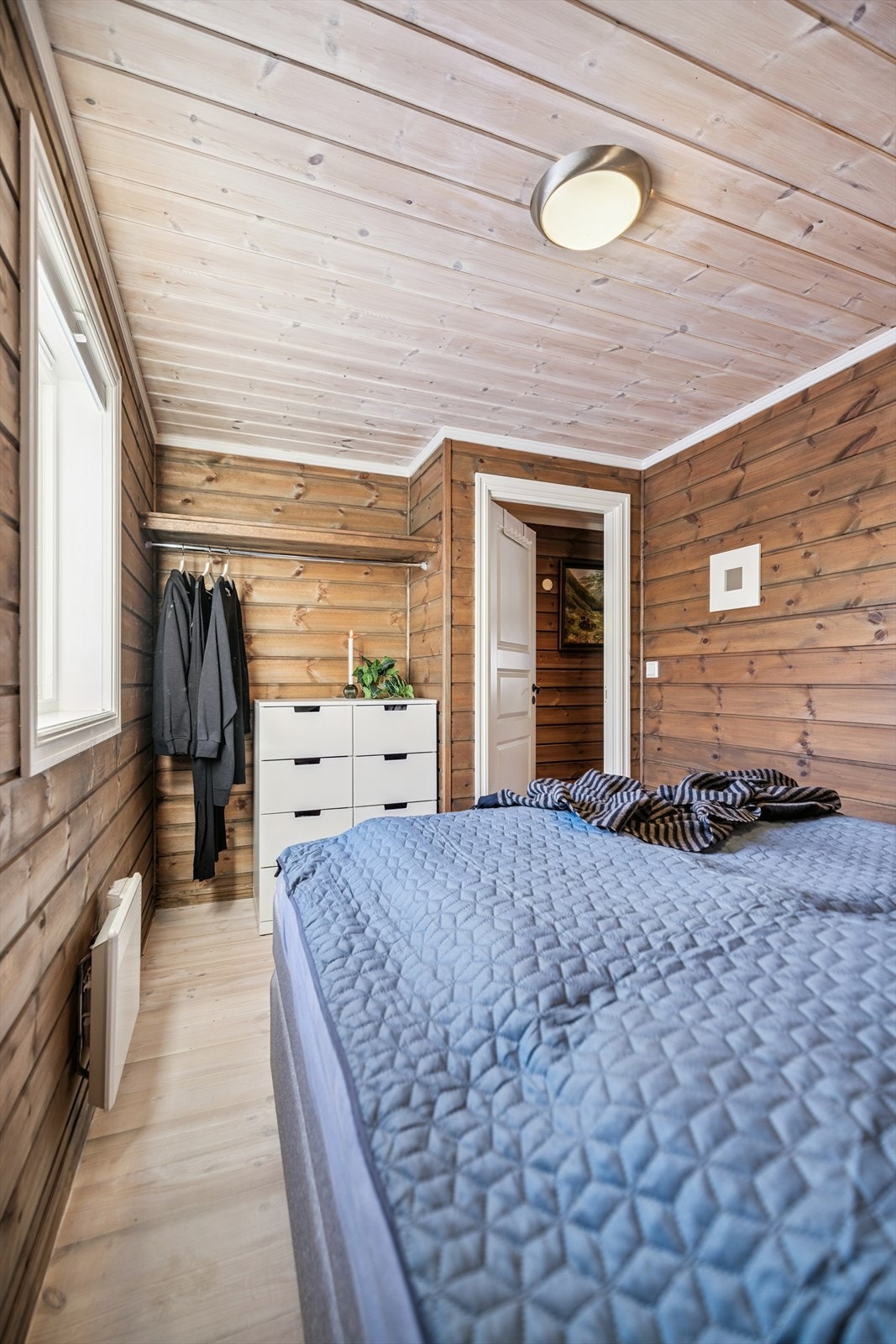 Soverommene har panelovner for oppvarming og plass til oppbevaringsmøbler. Galleribilde