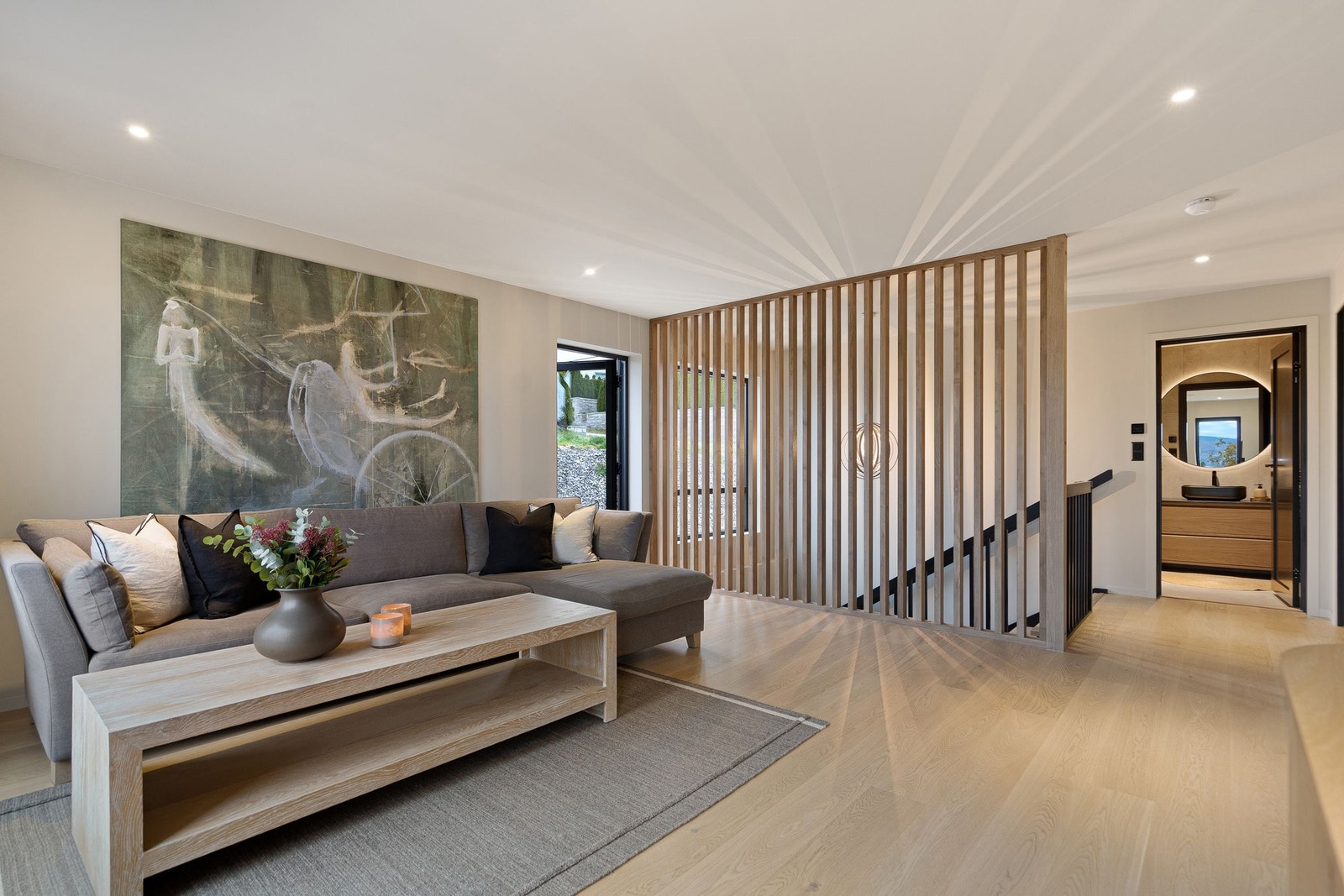 Råstilig spilevegg mot trapp som tar inn dagslys fra stort vindu i trapperommet Galleribilde