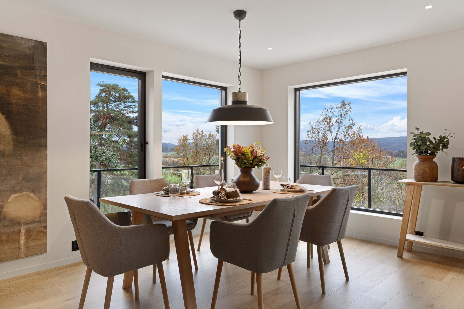 Lys og trivelig spisestue Galleribilde